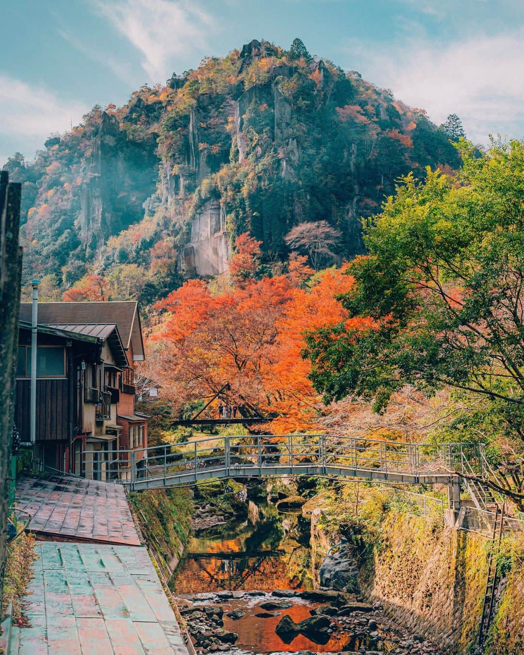 九州電力さんのインスタグラム写真 - (九州電力Instagram)「大分県を代表する景勝地、耶馬渓🍁⁣ .⁣ 岩峰群をひと目で見渡せる「一目八景」からの展望は必見です🧐⁣ 遊歩道を歩きながら、川と紅葉が織り成す風景をゆっくり楽しむのもおすすめ！⁣ .⁣ 耶馬溪付近で寄り道するなら☝✨️⁣ 周辺にいくつかある立ち寄り温泉がおすすめ♨⁣ 自然に囲まれた露天風呂で身体の芯から温まってみてはいかがでしょうか？⁣ さらに、食いしん坊な方におすすめなのは、耶馬渓産のそば粉を使用した「洞門そば」🥢⁣ 風味豊かで喉ごしが良いそばを楽しめますよ🤤⁣ .⁣ 📍耶馬溪（大分県中津市）⁣ 🚌JR「中津」駅からバスで約20分⁣ .⁣ ※写真は過去に撮影されたものです。⁣ 気兼ねなくお出かけできる日が来るまで、お届けする九州の風景が、皆さまの元気や癒しになれば幸いです🍀⁣ 九電グループでは、「あしたプロジェクト～あしたを、しんじて、たすけあおう～」を展開しています。詳しくは、HPをご覧ください✨⁣ .⁣ ⁣#九電 #kyuden #九州の灯り #九州ぐらむ #広がり同盟 #九州旅行 #九州 #九州愛 #kyushu #大分 #oita #おおいた #おんせん県 #おんせん県おおいた #oitagram #中津市 #耶馬渓 #渓谷 #渓谷美 #渓谷好き #紅葉 #紅葉狩り#紅葉2020 #紅葉シーズン #日本の秋 #幻想的な世界 #絶景delic #日本の風景 #tripgramjp #あしたプロジェクト」11月10日 17時01分 - kyuden_official