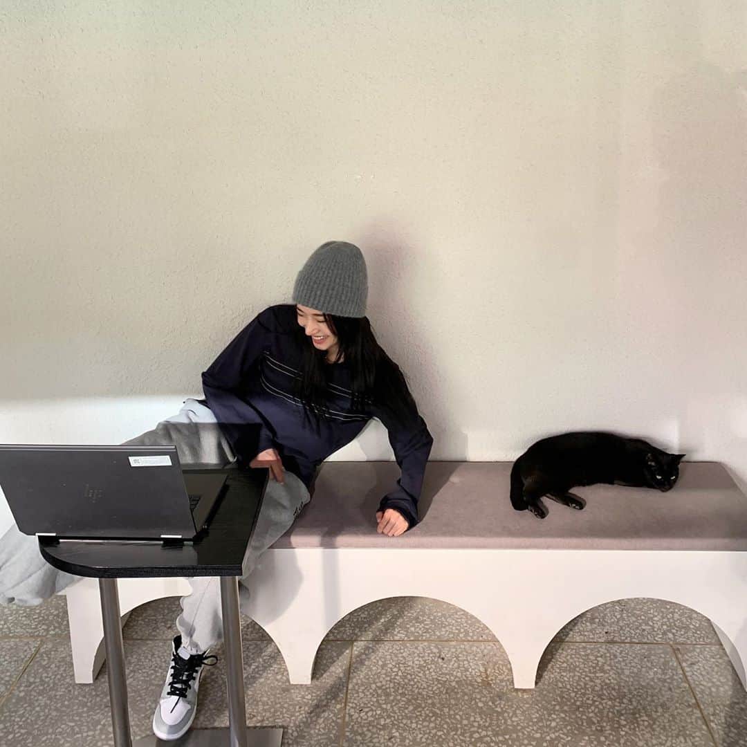 パク・ソラのインスタグラム：「엄청 똑띠한 냥이씨랑🖤」