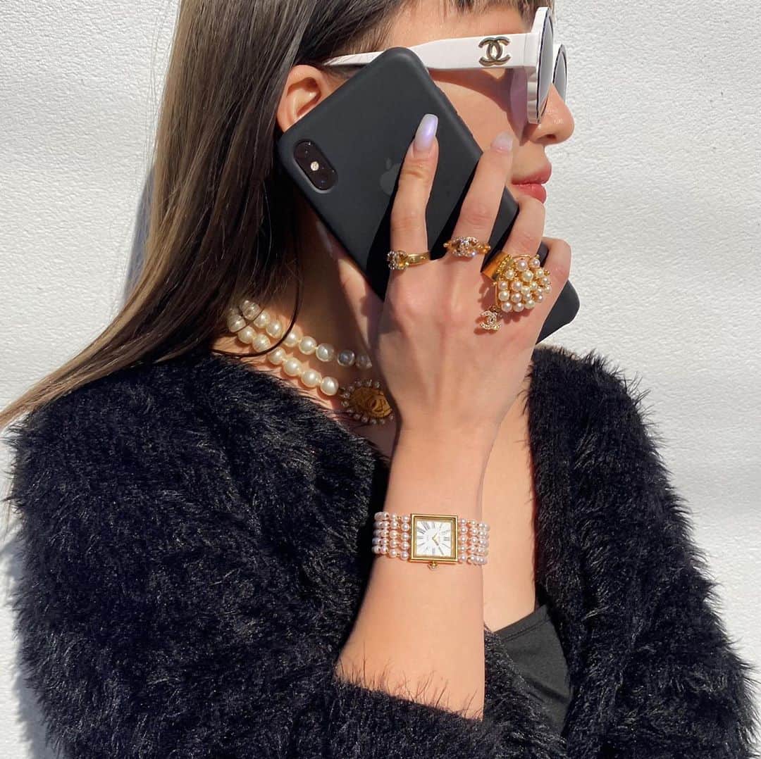 のインスタグラム：「“Ugh, As If!”🖤  Vintage Chanel Pearl Accessories and Vintage Chanel Sunglasses all from @amore_tokyo  ✈️ Free Shipping Worldwide 📩 DM for more info ➡️ info@amorevintagetokyo.com   #AMOREvintage #AMORETOKYO #tokyo #Omotesando #Aoyama #harajuku #vintage #vintageshop #ヴィンテージ #ヴィンテージショップ #アモーレ #アモーレトーキョー #表参道 #青山 #原宿#東京 #chanel #chanelvintage #vintagechanel #ヴィンテージ #シャネル #ヴィンテージシャネル #シャネルヴィンテージ #amoreomotesando #アモーレ表参道」