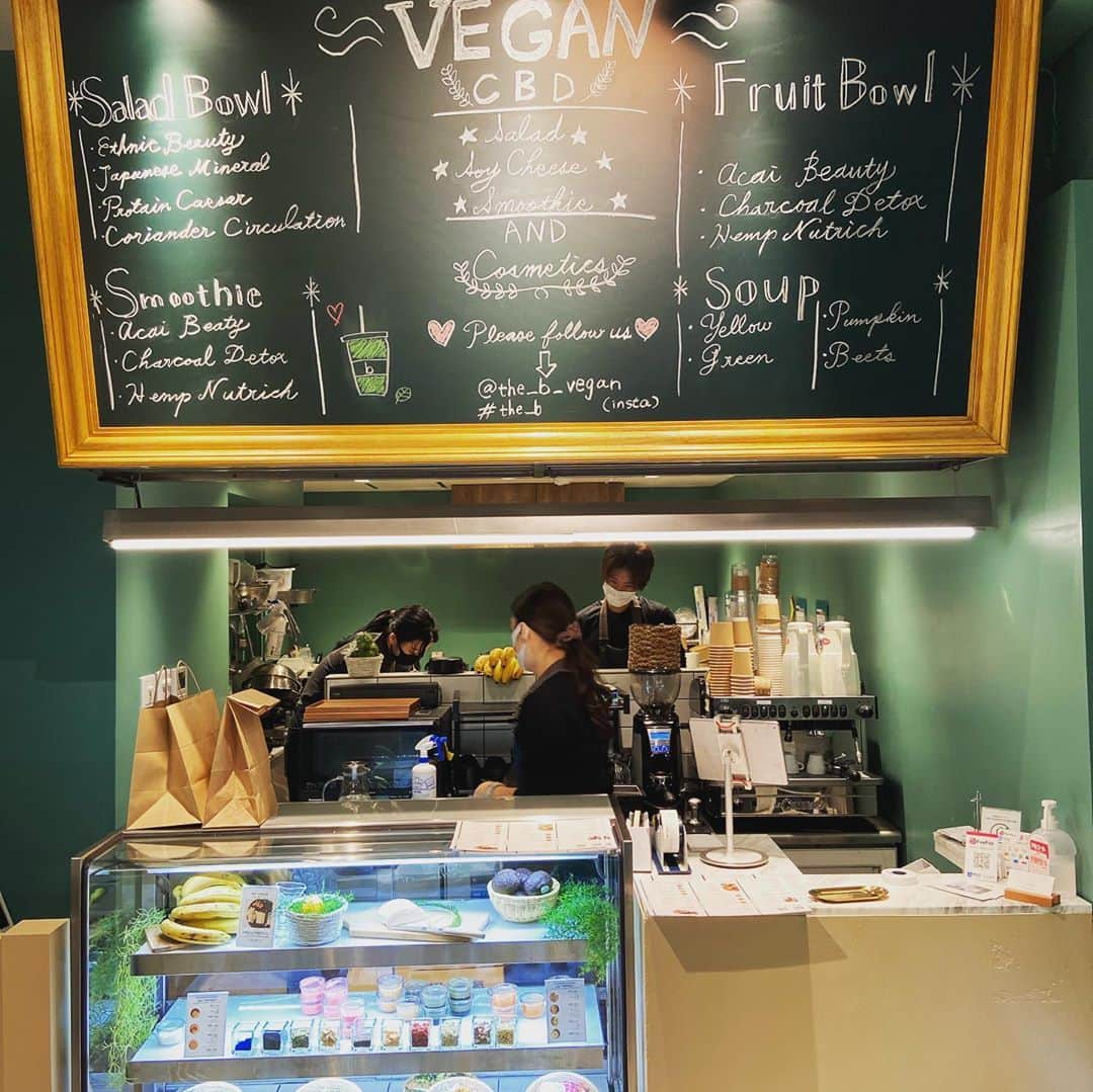 小林 ディスカスさんのインスタグラム写真 - (小林 ディスカスInstagram)「先日は、 リニューアルした THE_B  @the_b_vegan  へっ！！ 👱🏽‍♂️🥝🍅🌶🥑🥦🥬🥒🌶🌽🥕🍒🍅🥭🍍🥥🍒🍉🍇🍈🍊🍋🍐🍎🍏 💙 ちょっとした、 イートインスペースもあり、 味も変わらずの美味しさっ👱🏽‍♂️💙💙💙💪🏽 コロナと風邪予防に、 僕はヘンプスムージーをGETっ🥤 早くサラダも食べたーいっ！！ 👱🏽‍♂️💙🥗🥗🥗  #tokyo #japan #fashion #beauty #food #vegan #organic #ヴィーガン #オーガニック #マクロビオティックス #theb #青山 #美容 #メンズビューティー #美容男子 #東京」11月10日 17時13分 - discus_kobayashi