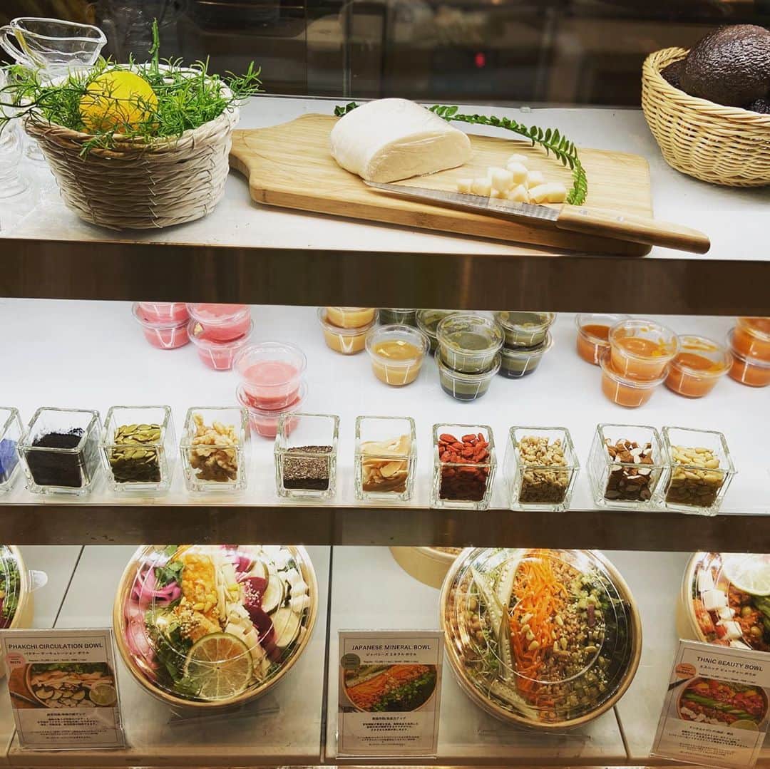 小林 ディスカスさんのインスタグラム写真 - (小林 ディスカスInstagram)「先日は、 リニューアルした THE_B  @the_b_vegan  へっ！！ 👱🏽‍♂️🥝🍅🌶🥑🥦🥬🥒🌶🌽🥕🍒🍅🥭🍍🥥🍒🍉🍇🍈🍊🍋🍐🍎🍏 💙 ちょっとした、 イートインスペースもあり、 味も変わらずの美味しさっ👱🏽‍♂️💙💙💙💪🏽 コロナと風邪予防に、 僕はヘンプスムージーをGETっ🥤 早くサラダも食べたーいっ！！ 👱🏽‍♂️💙🥗🥗🥗  #tokyo #japan #fashion #beauty #food #vegan #organic #ヴィーガン #オーガニック #マクロビオティックス #theb #青山 #美容 #メンズビューティー #美容男子 #東京」11月10日 17時13分 - discus_kobayashi