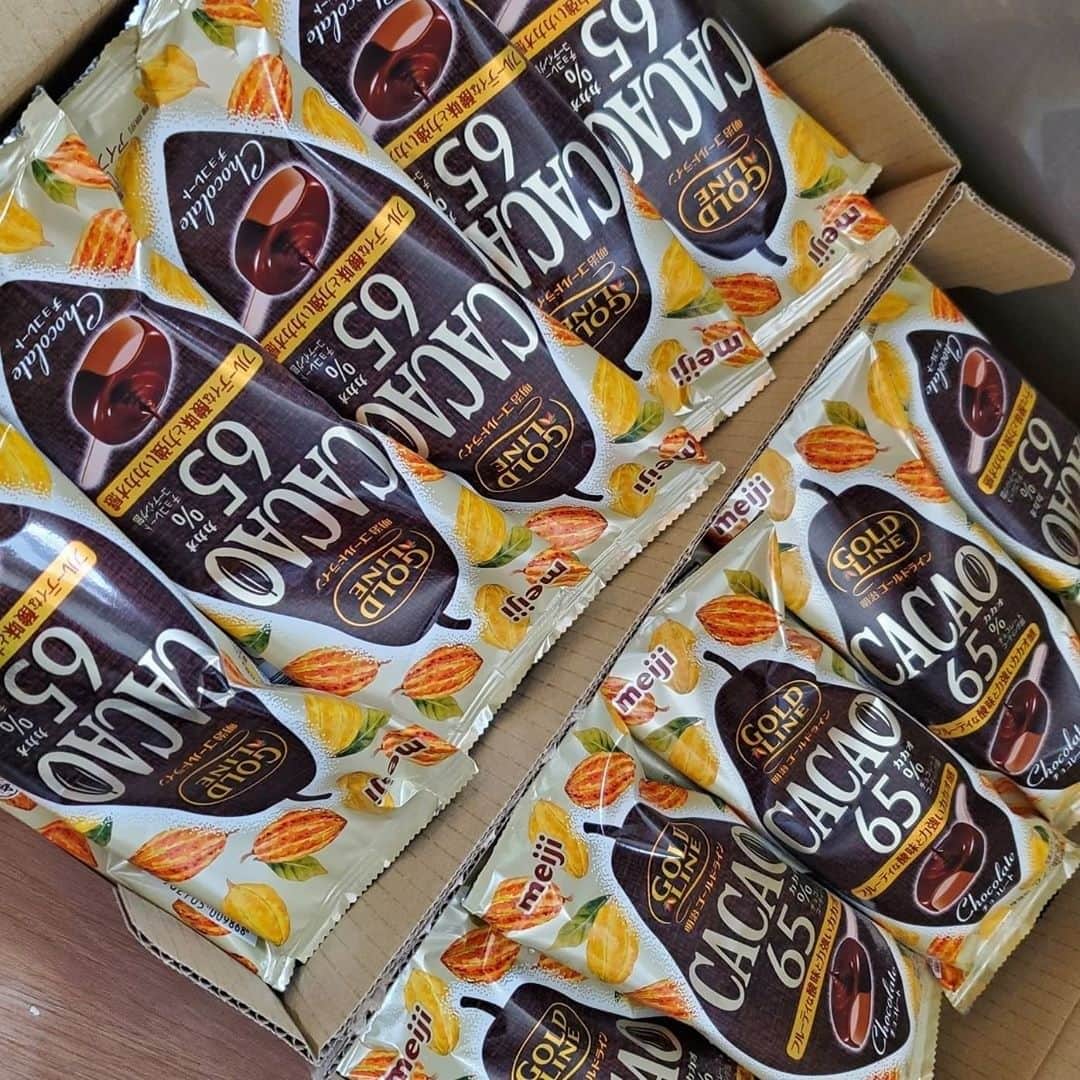 サンプル百貨店のインスタグラム：「カカオ分65％のチョコレート規格のチョコレートとコクのあるチョコレートアイスクリームの相性バツグン✨ カカオの持つフルーティな酸味と力強さが楽しめて大人も楽しめるアイスです😋💕 🍨[40個]明治 GOLD LINE CACAO65％ チョコレート 90ml🍫 ・ サンプル百貨店公式Instagramアカウントでは  #サンプル百貨店 や @3ple_dept を投稿文に つけてくれたみなさまの投稿を リポストしてご紹介しております* ・ ---------------------------- @cotekote.lab さん  サンプル百貨店をご愛用頂き ありがとうございます♡ ----------------------------- ・ #サンプル百貨店 #ちょっプル #お得 #お得生活 #お得情報 #家計簿 #貯金  #おやつ #節約 #ポイ活 #アイス #アイス部 #明治 #GOLDLINE #CACAO65％ #高カカオチョコレート ・ アイス40個届く😆 ﾔﾏﾄのﾄﾞﾗｲﾊﾞｰからも「アイス来たよっ😁」からかわれ😅 冷凍庫入るかな。。 ぴったり入った⤴️ 毎日毎日アイス食べたい息子は、冷凍庫開けて爆笑しながらすげー喜ぶ笑 なんかすごい量かと思ったけど、みんなで食べたら10日分なんだね～😅 次はなんのアイス買おうかな笑笑 #高カカオチョコレート #アイス #サンプル百貨店 #アイスいっぱい #冷凍庫いっぱい」