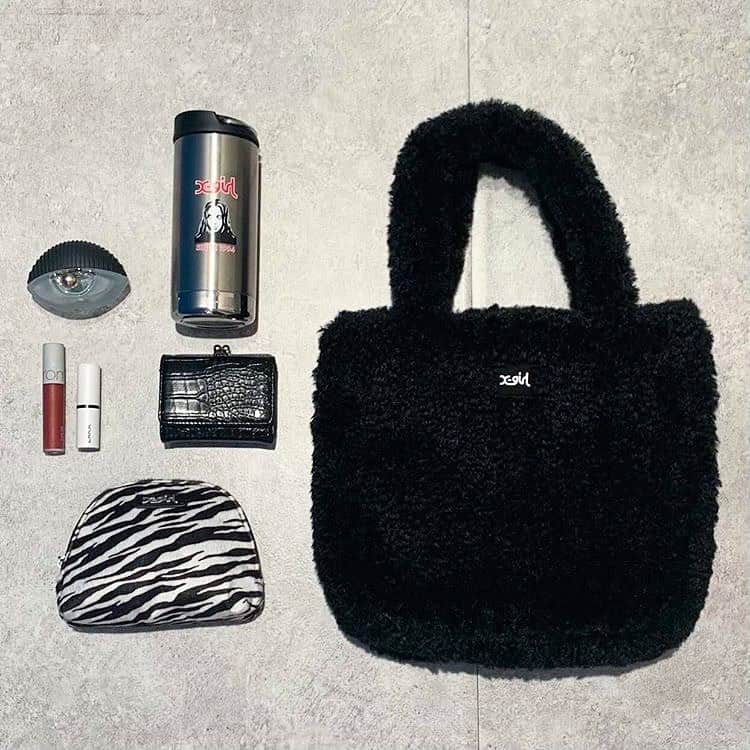 のインスタグラム：「#xgirl_ootd @amane_sss RECOMMEND GOODS X-girl HARAJUKU STAFF ・ ------------------------------ ・ ▪️BOA TOTE BAG ¥5,000+tax ▪️X-girl × KLEAN KANTEEN 12OZ ¥4,500+tax ▪️ZEBRA ROUND POUCH ¥3,500+tax ・ ----------------------------------- #xgirl #xgirljp #xgirlus #エックスガール」