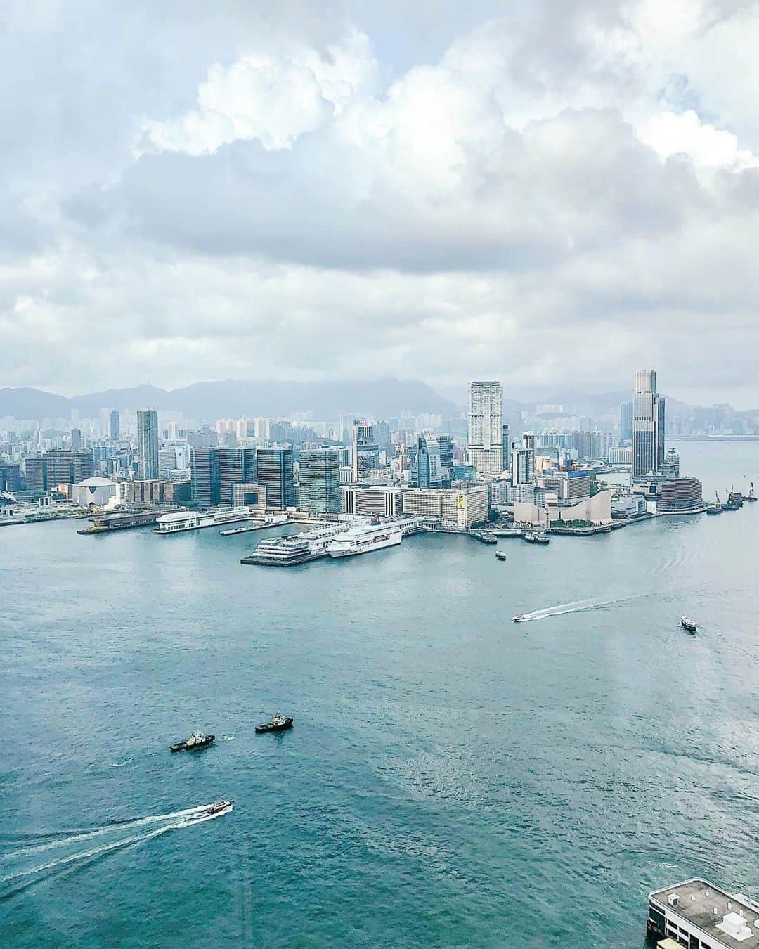 Discover Hong Kongさんのインスタグラム写真 - (Discover Hong KongInstagram)「Checking out the view of Victoria Harbour from Hong Kong Island. 鳥瞰維港全景，開揚感十足！ 📷: @dearmarjsia  #DiscoverHongKong」11月25日 13時00分 - discoverhongkong