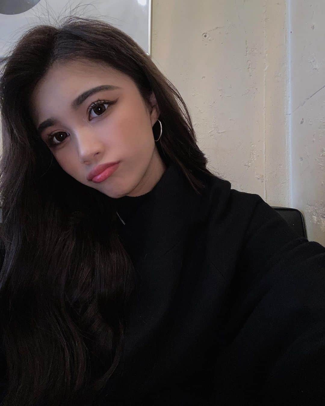 ILYのインスタグラム：「👩🏻🖤」