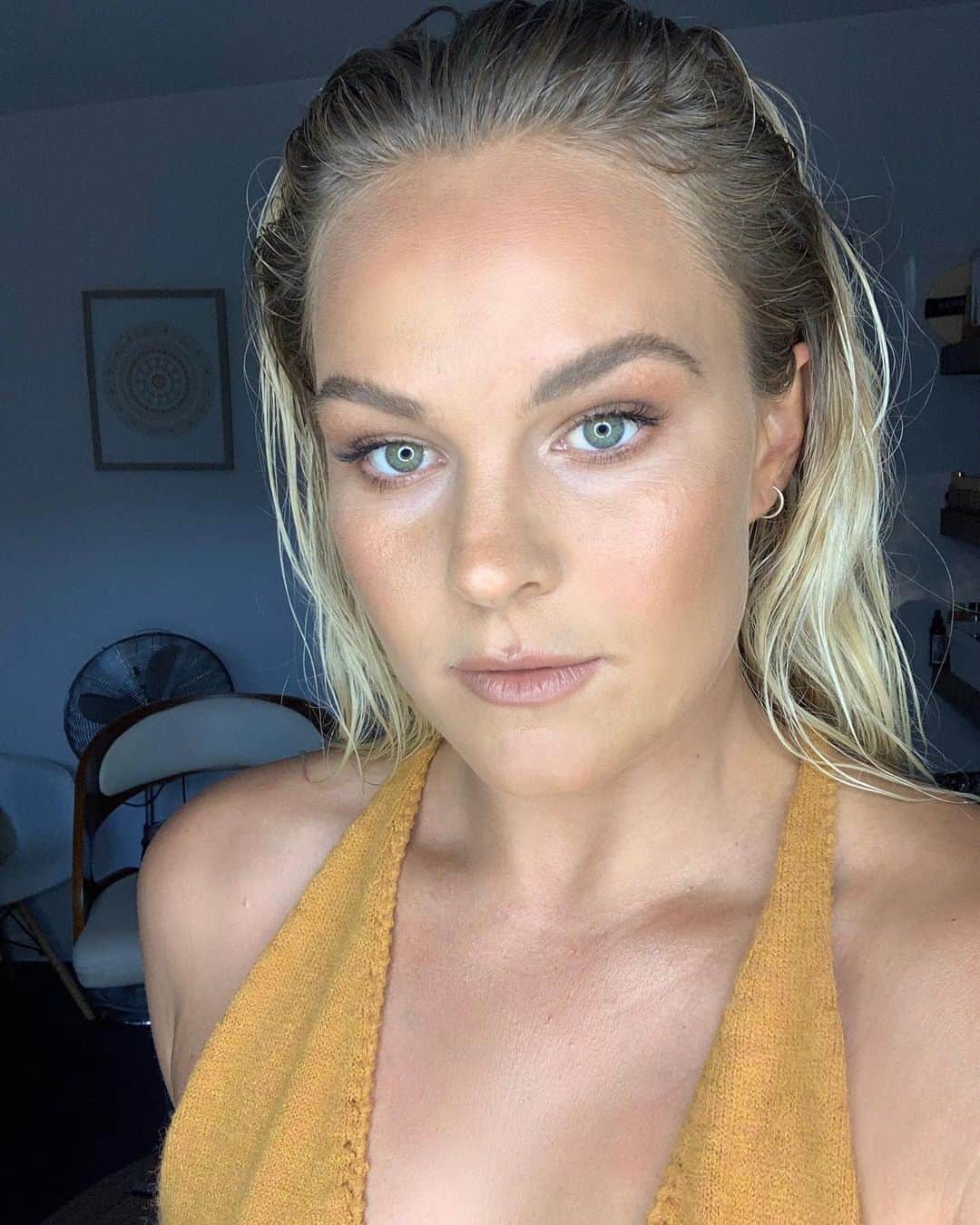 フェリシティー・パルマティアーのインスタグラム：「@she_makeupartistry I wish you could paint my face everyday! 💕」