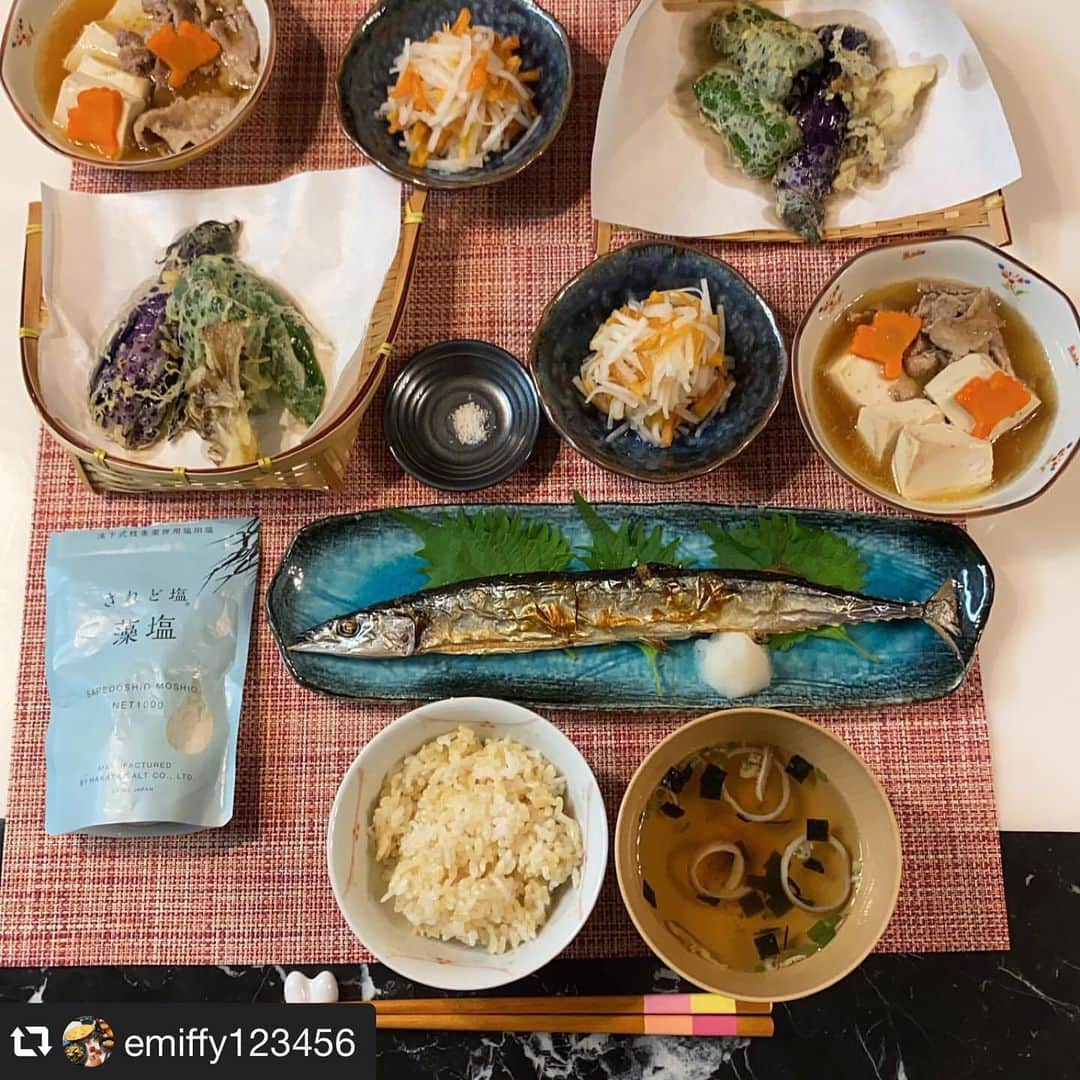のインスタグラム：「. #repost @emiffy123456 様 【柿なます】 秋になると我が家の食卓にも「柿なます」が登場します😊🎶 我が家では、しっとりした粗塩で塩もみしたカブと生の柿を使いますが、干し柿でつくるものもあるそうですよ💡 生の柿とはまた違った味わいが楽しめそうですね😋 . 柿の優しい甘さがあるので、お砂糖を控えめに出来るのも嬉しいポイント☝️ @emiffy123456 様のつくった「柿なます」と、ぜひ食べ比べてみたいです🕺🌈 . これからの季節、大根や白菜などの野菜は寒さから身を守るために水分を減らして糖分を増やしていくから甘くなるそうです✨野菜ってすごい！ なますには、葉に近い上の部分が甘くておススメです🥰 . ➖➖➖➖➖➖➖➖➖➖➖➖ . 【今日の夕食】 玄米ごはん さんま塩焼き 天ぷら 柿なます 肉豆腐 お吸い物  さんまの塩焼きには @hakatanoshio_official  #されど塩藻塩  を振って。風味良く☺️ 尻尾にしっかり飾り塩(化粧塩)すれば、尻尾の焦げを防げます😊💕👍  添えた大根おろしには ジアスターゼが含まれ、消化を助けてくれます☺️💕  天ぷらにも #されど塩藻塩  を付けて美味しく頂きました🥰💕☺️  柿なますの大根は #伯方の塩粗塩 で塩揉みしてから甘酢に漬け込んだよ🥰💕  #第3期はかたのしおアンバサダー  #今日の夕食  #今日の献立 #料理記録 #料理好きな人と繋がりたい  #おうちごはん部  #キッチングラム #フーディーテーブル  #あたらたのしい食卓  #おうちごはんlover #てづくりごはん365  #ほくほく秋味キッチン  #秋の手作りごはん  #旬の食材 #秋の味覚  #クッキングラム #cookingram   #普段使いの器  #たち吉  #Francfranc #miffystyle  #管理栄養士 #管理栄養士のごはん #ヘルシーメニュー」