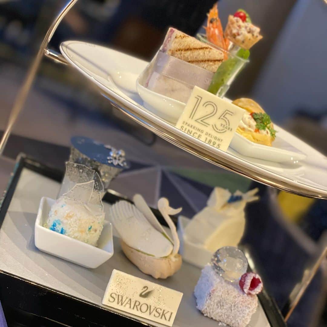 澤野井香里のインスタグラム：「#スイスホテル南海大阪 × #スワロフスキー のコラボアフタヌーンティーへ(*^^*)☕️💕﻿ @swissotelnankaiosaka_official ﻿ @swarovski ﻿ ﻿ ハープの生演奏が響く6Fの『THE LOUNGE』で、煌びやかに光り輝くスワロフスキーワールド💎✨﻿ ﻿ キラキラ輝くシャンパングラス🥂や非売品の限定グラスを使えるのもここだけで、スワロフスキーをイメージしたジュエリー💍みたいに輝くスイーツたちはもぅ芸術作品👏﻿ ﻿ シャンパンで乾杯して、#TWG の紅茶も心ゆくまで堪能できて、5感で楽しめるそれはそれは幸せ時間だった♡🥰﻿ ﻿ 来月いっぱい開催されてるので、早めの予約がオススメ＾＾💡﻿ ﻿ スイスホテル南海大阪 1F「ザ.ラウンジ」﻿12月1日〜31日﻿ 🦢TWGティーブッフェ付　¥3950﻿ 🦢TWGブッフェ&シャンパン付🍾﻿¥4750﻿ ﻿ #ks_20✨  #ks_osaka✨ #大阪　#難波　#ホテルアフタヌーンティー　#大阪グルメ #大阪カフェ　#難波カフェ　#大阪アフタヌーンティー　#🎄　#🍴　#🎂 #pr」