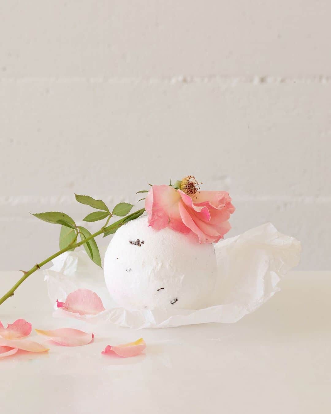 The Little Marketさんのインスタグラム写真 - (The Little MarketInstagram)「Bring the spa to you with our rose bath bomb. Made with coconut oil, dried rose petals, and Himalayan salt, it will leave you feeling completely relaxed and pampered from head to toe. Link in bio to shop.」11月25日 11時32分 - thelittlemarket
