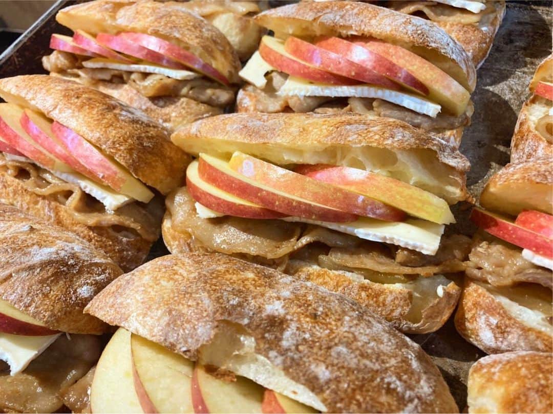 笹塚駅のパン屋さん オパンさんのインスタグラム写真 - (笹塚駅のパン屋さん オパンInstagram)「🖋...﻿ [2020.11.25]﻿ ﻿ オパンです。﻿ ﻿ 毎週水曜日は、水曜日限定チャパタサンドを販売しています。﻿ ﻿ 本日は、「豚バラとカマンベールとリンゴのサンド」と「BLT」をたくさんご用意しております。﻿ ひとつひとつ店内で手間ひまかけて作っています、ぜひ来店お待ちしております。﻿ ﻿ その他にも、バゲットサンドも豊富にご用意しています。﻿ ﻿ 売切れ次第終了となりますのでぜひよろしくお願いします。﻿ ﻿ シュトーレン・クッキーのご注文、ご予約まだまだ受付中です。﻿ ﻿ 本日も、焼き上がりのパンの香ばしい香りと一緒に、お待ちしております。﻿ ﻿ __________________________________________﻿ ﻿ 💬 オパンのシュトーレン通販・予約受付中﻿ ﻿ 2020年のシュトーレンの「通販受付」「店頭お渡し予約」をスタート。﻿ 詳細はサイトからご確認ください。﻿ ﻿ __________________________________________﻿ ﻿ 💬 オパンのクッキー予約受付中﻿ ﻿ オパンのお正月向けクッキー「店頭お渡し予約」をスタート。﻿ 12/26、27、31の店頭お渡しとなります。﻿ 詳細はサイトからご確認ください。﻿ ﻿ __________________________________________﻿ ﻿ 💬 パンリース「OPAN×addict flower」﻿ ﻿ クリスマスシーズンに向けて、addict flowerさんにオパンのパンを使用していただき素敵なパンリースに仕上げていただきました。﻿ とてもいい雰囲気のリースなので、ぜひお求めいただけたらと思います。﻿ ﻿ __________________________________________﻿ ﻿ 💬 コロナ対策のお知らせ﻿ ﻿ ・入店時はマスクの着用ご協力ください﻿ ・入店制限として「お客様2組迄」でお願いします﻿ ・外でお待ちの方にはお客様同士の間隔を開けてください﻿ ﻿ お客様にはご迷惑をおかけいたしますが、ご協力のほどよろしくお願いします。﻿ ﻿ __________________________________________﻿ ﻿ 🥖 季節限定﻿ ﻿ ・ラフランスのデニッシュ﻿ ・鶏と長ネギ、柚子胡椒のフォカッチャ﻿ ﻿ __________________________________________﻿ ﻿ 💬 商品のご予約について﻿ ﻿ 以下の商品はご予約ができません。﻿ ・オパンドッグ﻿ ・ミルクフランス類(ミルクフランス、あんフランス、コーヒーフランス、ガーリックフランス、明太フランス)﻿ ﻿ その他のパンは問題なく、ご予約可能です。﻿ ﻿ ﻿ 💬 ご購入数の制限がある商品﻿ ・ミルクフランスお一人様2本まで﻿ ﻿ __________________________________________﻿ ﻿ 💬 お支払いにについて﻿ ﻿ 当店でのお支払いは、現金のみとなります。﻿ クレジットカード・電子マネーは、ご利用いただけません。﻿ ﻿ __________________________________________﻿ ﻿ 🖋...﻿ #笹塚 #オパン #チャパタ #BLT #渋谷 #東京 #京王線 #代々木上原 #sasazuka #shibuya #tokyo #bakery #boulangerie #boulanger #opan #opan_bakery #crust #baguette #pastry #instabread #pane #sourdough #naturalyeast #パン #パン屋 #パン屋さん #東京パン屋」11月25日 11時33分 - opan_bakery