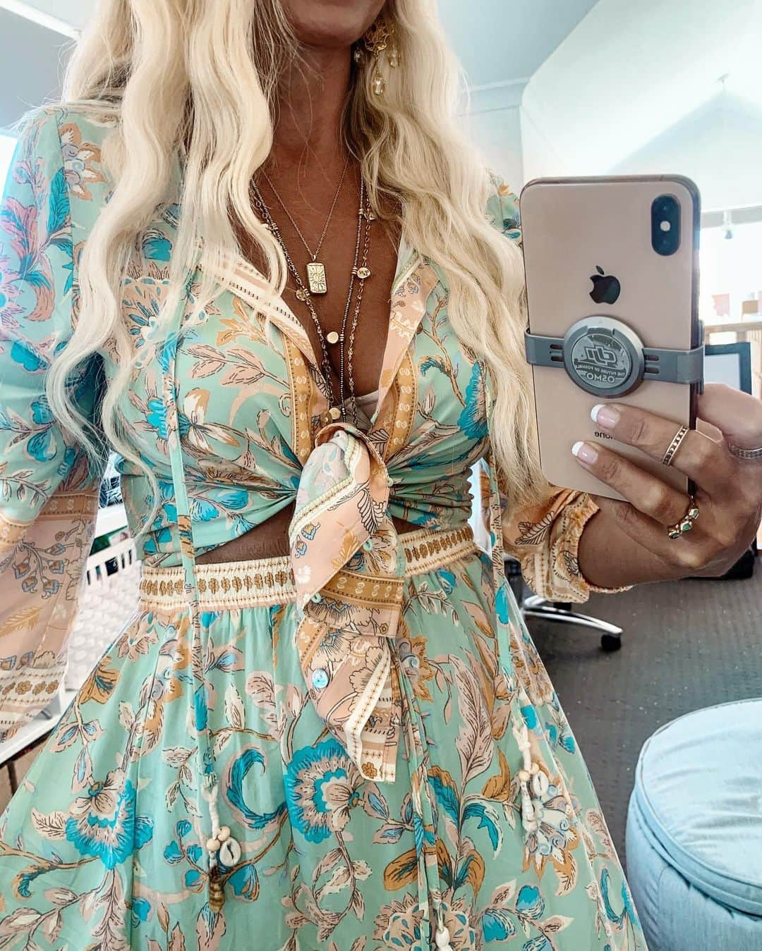 のインスタグラム：「Loving these colours and print 🧚 and layering lots of delicate golden jewels 🌙✨  Outfit details via link in bio 💫 and up to 80% off sale until Nov 30th 🌟  #bohostyle #boho #ootd #bohofashion #holidaystyle #summervibes #summerstyle #australia #australianfashion #topskirtset #fashion #style」