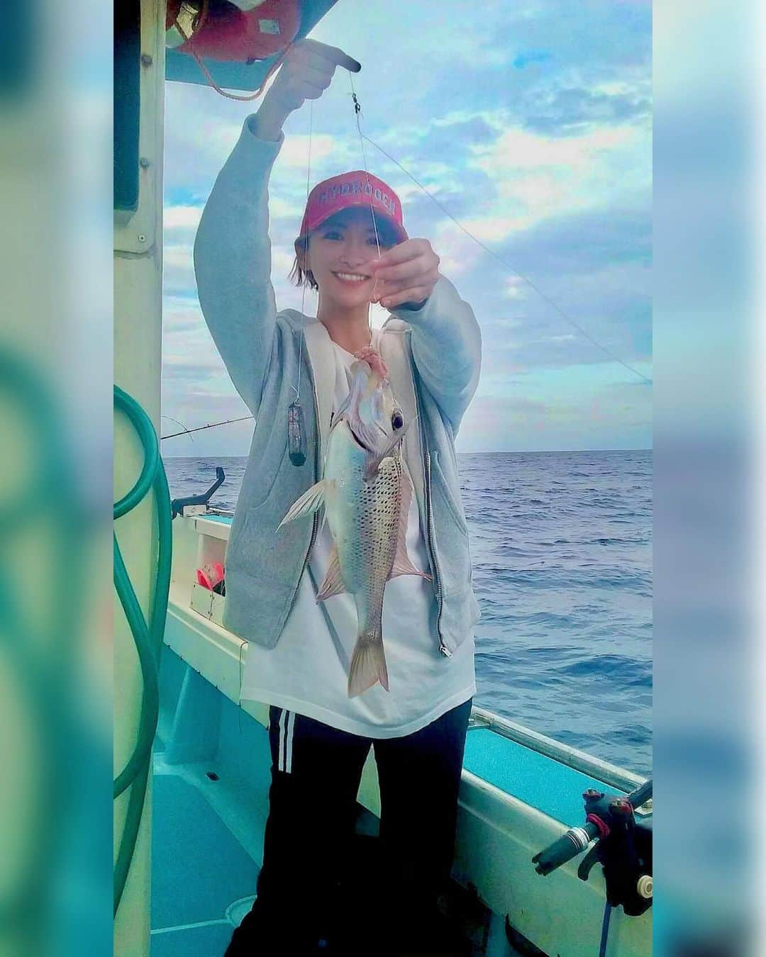のインスタグラム：「. Instagramと言えばやっぱり 青い海と女子ですよね #沖縄 #久米島  ビキニ? そんなん着たら寒いし海なんて入ったらサメに食われて死ぬ」