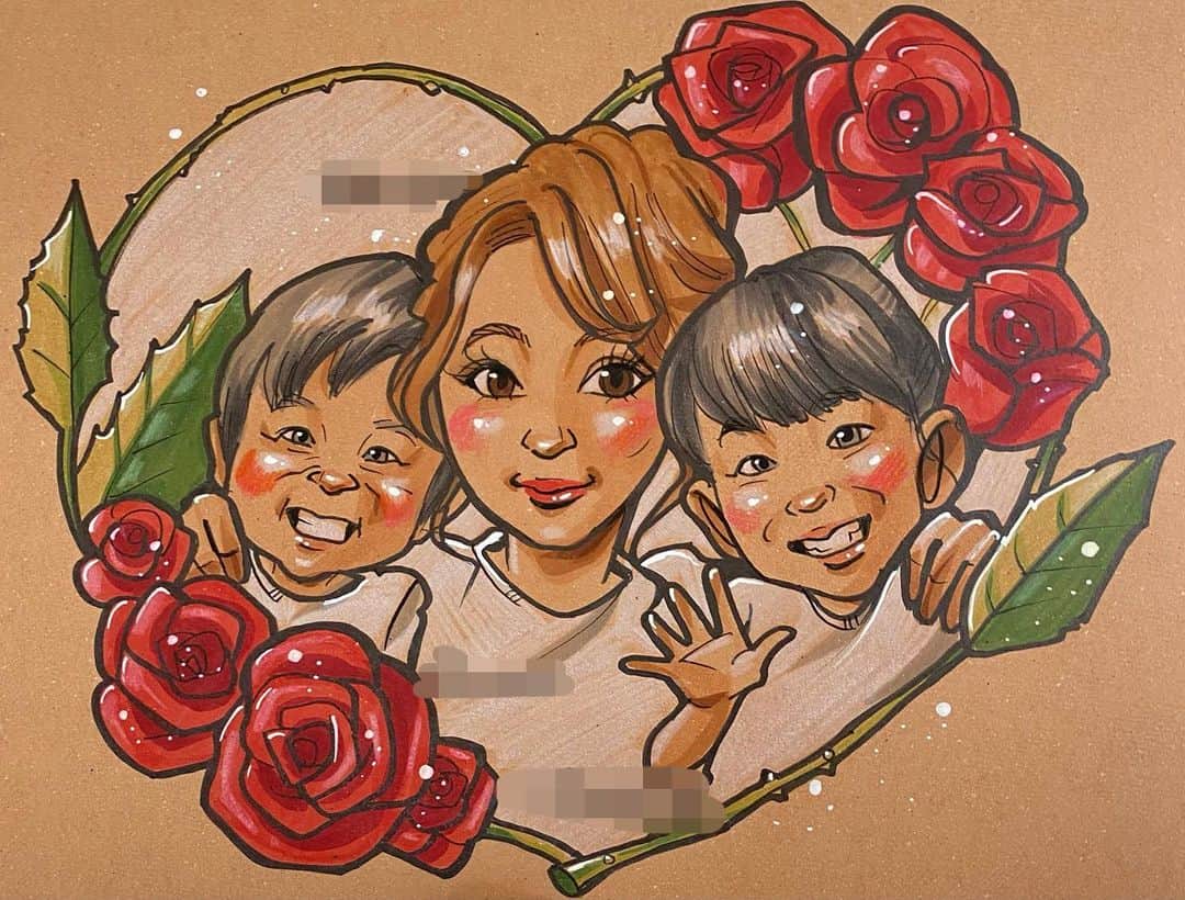 似顔絵★𝗚𝗢𝗥𝗜𝗞𝗜𝗡𝗚のインスタグラム：「. . . 先日の一枚目❤️ 二枚のご依頼でした😘❤️❤️❤️  . . こちらは、 #gorikingの茶色い紙シリーズ で、 以前セイナさん、ノアさんカップルを描いた際のフレームを見てご依頼頂きました❤️❤️❤️  . . . 若くて可愛いママと、 可愛いお子さん達でした🌹⭐️✨ . .  ❌❌現在は、予約受付終了してます❌❌ 。 . . .  2020年度ご予約のお客✨ 現在120番までの方へ案内中です🌟✨💕 DMの確認いただきgmailへ返信宜しくお願い致します🙇‍♀️🌟✨✨ . . . .  次回の予約応募は、2020年のご予約分を書き終える予定の 来年春から夏頃の、、、予定です。 ※あくまでも予定なので前後します🙇‍♀️ . . . .  オーダー再開の際には 人数制限あるため必ず予約ができるわけではございません。 そのことも踏まえた上で 次回ご検討いただけると嬉しいです(^^) . . また、結婚式の使用を考えてくださる方も多いです✨  前々からお伝えしていますが、 基本的に予約順に対応しているため、 近々の納期を希望される方は、 対応できないこともあるので、 あらかじめご了承ください💦 . . . . . ※今回予約が取れた方へ※ . .  写真がまだ用意できてない、入金が遅れそうなど、状況により、順番が前後することもございます‼️ あらかじめご了承ください。 。 . . . また、芸能人、キャラクターのオーダー、パロディ風オーダーはお断りしています。  芸能人については、ご本人様に直接プレゼントなどはOKです。 . . . . . . 💰料金表は過去投稿記事みてね❤💰 . . . . . ➡️ハッシュタグ⇨ goriking117料金表2019⬅️ . . ✨✨✨✨✨✨✨✨✨✨✨✨✨✨✨✨ @by.goriking のアカウントでは、 過去書かせて頂いたお客様方からの、 似顔絵のその後のお写真をいただき、 投稿しております^ - ^❤️❤️ 玄関に飾ってある似顔絵、 渡した瞬間のお写真、 ご本人とのお写真などなど💕 いろんな場面でのお写真お待ちしております^ - ^✨⭐️ . . . .  #似顔絵#pencildrawing#drawing#pencil#illust#painting#art#artwork#絵描きさんと繋がりたい#似顔絵師#gorikingの似顔絵屋さん#仲良し家族#薔薇#🌹#Rose#仲良し姉弟#姉弟#Flower#クラフト紙#クラフトアート#craftpape#craftdesign#present#お洒落#comicart#anime#animeart#comicartist#animejapan」