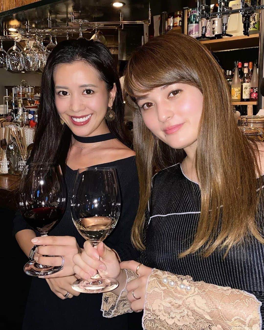 黒田麻理耶さんのインスタグラム写真 - (黒田麻理耶Instagram)「. 日本のワインを嗜んできました🍷🇯🇵 . 先日かおちゃん(@okuyama_kaori)と #日本ワインを身近で楽しむ会 に参加したよ👩‍❤️‍👩 全国12会場の参加者とオンラインで繋がっていて、 司会は日本のワインを愛する会の会長 #辰巳琢郎 さんでした👨✨ . この日は日本のワイン6種類を試飲🍷🍇 ワインを飲む頻度に比べると 日本産は飲む機会が少ない私ですが、 改めて飲み比べてみるとそれぞれ個性があって美味しい❣️ . パティスリーカメリア銀座(@patisserie__camelia)の マカロンと味噌入りチョコ、とっても美味しかった🥰 ワインとの相性も最高でした❤️ . あ〜いつからこんなにお酒が好きになったんだろ🤢 . #日本のワインを愛する会  #日本ワイン  #🍷 #パティスリーカメリア銀座  #マカロン #ワインが好き  #お酒が好き」11月25日 11時46分 - mariya_kuroda