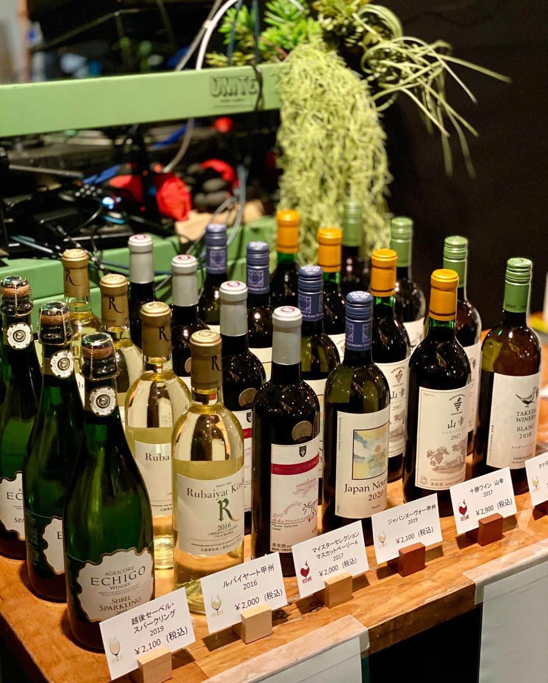 黒田麻理耶さんのインスタグラム写真 - (黒田麻理耶Instagram)「. 日本のワインを嗜んできました🍷🇯🇵 . 先日かおちゃん(@okuyama_kaori)と #日本ワインを身近で楽しむ会 に参加したよ👩‍❤️‍👩 全国12会場の参加者とオンラインで繋がっていて、 司会は日本のワインを愛する会の会長 #辰巳琢郎 さんでした👨✨ . この日は日本のワイン6種類を試飲🍷🍇 ワインを飲む頻度に比べると 日本産は飲む機会が少ない私ですが、 改めて飲み比べてみるとそれぞれ個性があって美味しい❣️ . パティスリーカメリア銀座(@patisserie__camelia)の マカロンと味噌入りチョコ、とっても美味しかった🥰 ワインとの相性も最高でした❤️ . あ〜いつからこんなにお酒が好きになったんだろ🤢 . #日本のワインを愛する会  #日本ワイン  #🍷 #パティスリーカメリア銀座  #マカロン #ワインが好き  #お酒が好き」11月25日 11時46分 - mariya_kuroda