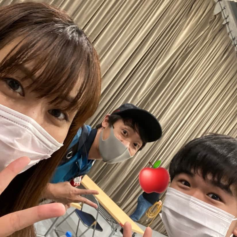 上原りささんのインスタグラム写真 - (上原りさInstagram)「昨日から本格的にリハーサル参戦させて頂きました😌 。 2日程前にアンサンブルの皆さんと歌稽古させて頂いてましたが、日にちが空いた分緊張が💦ありましたが、あったかい現場で楽しく稽古させて頂きました✨ 。 大ちゃんとは撮れなかったけど、リハ終わりによし兄、福くんとパチリ📸 汗でデロデロな我です💦 。 今日もFamily Dream Liveのリハーサルだ！ 頑張ろう👊 。 #小林よしひさ お兄さん#鈴木福 くん#上原りさ #Family Dream Live 2020 #今週末 #舞浜アンフィシアター にて#チケット #発売中 でございます🤗#オンライン もありますので#ぜひ #チェックしてみてください ✨」11月25日 11時56分 - uehara_risa_official