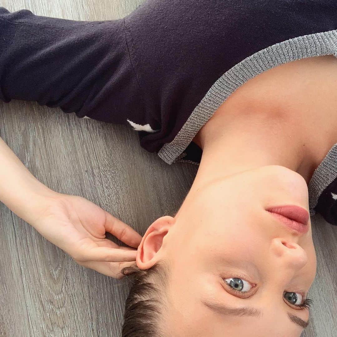 のインスタグラム：「turned my frown upside down...literally 🙃」