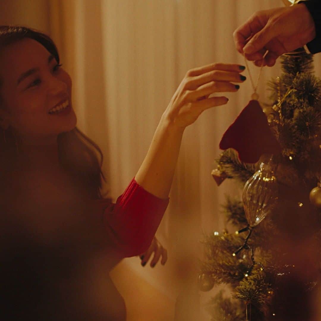 ルミネ公式のインスタグラム：「たくさんの時間を過ごしたお部屋を、 クリスマスツリーで華やかに。  ———— ほめよう。わたしたちを。 MERRY GOOD JOB! LUMINE CHRISTMAS 2020 ————  ▶ルミネのクリスマス特設サイトは 〔 ルミネクリスマス〕で検索！」