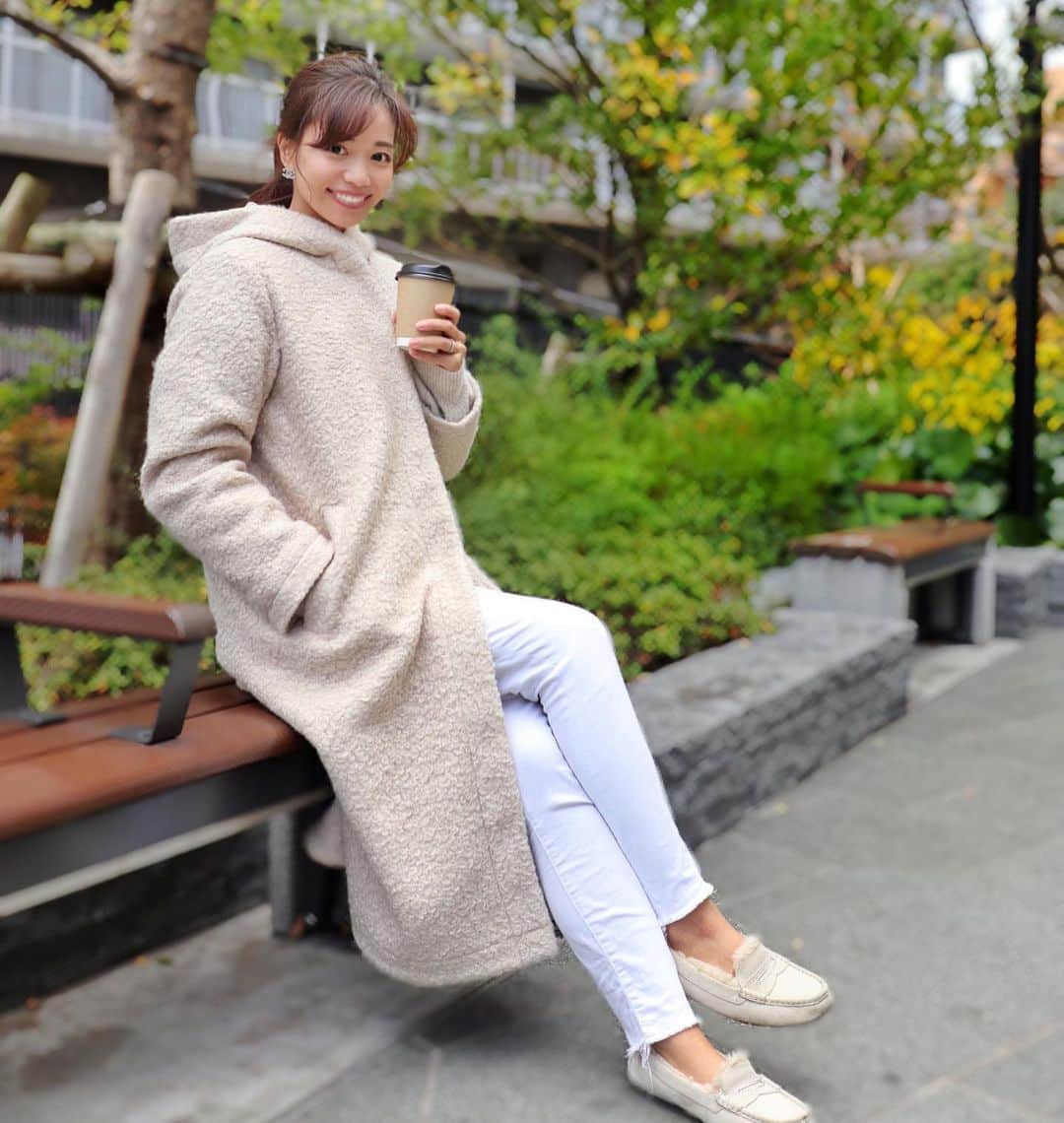 福山唯のインスタグラム：「ホットラテが美味しい☕️💗 . . 急に寒くなったね☃️びっくり🥺❄️ . .  クルンと巻いたブークレがトイプードルみたいなコート🐶でワントーンコーデ♡  @kuih_store ♡♡ . . #coordinate #coat #longcoat #white #latte #winter #winterfashion #instafashion #kuhi #kuhist #コーディネート  #コート　#ロングコート　#プードルコート　#クイ　🐩」