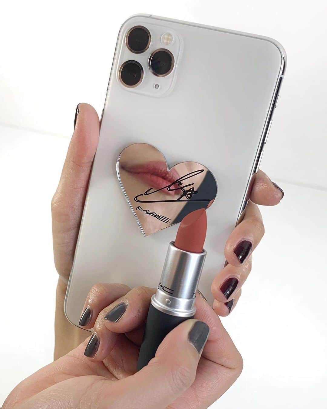 M∙A∙C Cosmetics Japanのインスタグラム：「【LISAプロモーション第2弾！！】 12月4日(金)～なくなり次第終了 #MACLOVESLISA ㅤ 公式オンラインショップ、M·A·C全店*にて、対象製品を含む税込8,030円以上お買いあげで、「LISAスマホミラー」をプレゼント💜 ㅤ *M·A·C直営店、百貨店店舗限定 ※ミラーサイズ: W50×H45mm ※プレゼントはお1人様1会計につき1回まで ㅤ 【対象製品】 ＊LIPS ★【公式オンライン限定】ショーストッパー パウダー キス リップスティック X 5 キット ★ラン ザ ショー キット: モカ ☑︎M·A·C プレップ プライム リップ ☑︎パウダー キス リップスティック / マル イット オーバー、デボーテッド トゥ チリ ☑︎パウダー キス リキッド リップカラー / メイク ラブ トゥ ザ カメラ、マル イット オーバー ☑︎グロー プレイ リップ バーム*  ㅤ ＊EYES ★ロケット トゥ フェイム アイ シャドウ X 12 パレット ☑︎ダズルシャドウ リキッド / パンサータイズド、ダイヤモンド クランブルズ、ノット アフレイド トゥ スパークル、ラブ ユア セルフ ☑︎スモールアイシャドウ / エスプレッソ、ダーク ルーム、コルク ☑︎エクステンディッド プレイ ギガブラック ラッシュ ☑︎ブラシストローク ライナー: ブラシ ブラック  ㅤ ＊BLUSH ☑︎グロー プレイ ブラッシュ* ☑︎パウダー ブラッシュ / メルバ  ㅤ ＊FACE ☑︎スタジオ フィックス フルイッド SPF 15* ☑︎エクストラ ディメンション スキンフィニッシュ: ショー ゴールド、ダブル グリーム ☑︎M·A·C プレップ プライム フィックス+ / オリジナル ☑︎M·A·C プレップ プライム トランスペアレント フィニッシング パウダー ★ファイヤーリット キット: シャンパン  ㅤ ＊OTHERS ★【伊勢丹 新宿本店／阪急うめだ本店限定】ブーム ブーム ワオ コンプリート アドベント カレンダー  ㅤ ★ホリデー限定製品 *スタジオ フィックス フルイッド SPF 15、グロー プレイ ブラッシュ、グロー プレイ バームのみ、全色対象です。」