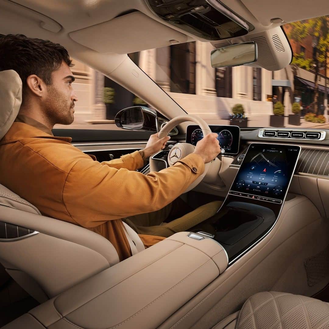 メルセデス・ベンツさんのインスタグラム写真 - (メルセデス・ベンツInstagram)「While you look ahead, we look after you. The new S-Class helps you keep your head up with Augmented Reality Head-Up Display and more.  #CaresForWhatMatters #TheNewSClass #MercedesBenz #TheNewLuxury」11月25日 12時00分 - mercedesbenz