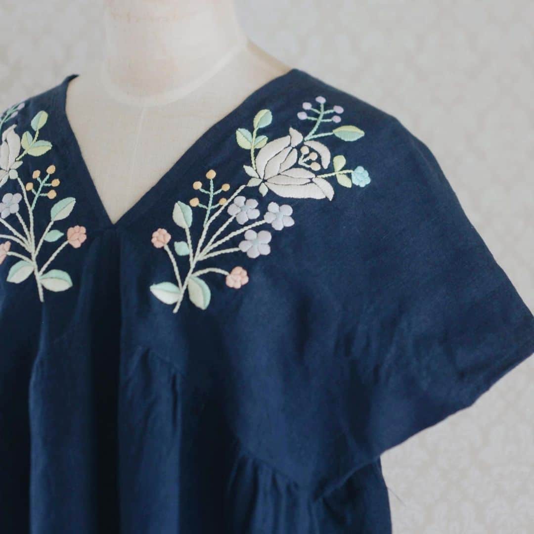 手紙社のインスタグラム：「【「新しいオンラインフェスティバル・布博」出展者紹介：chebii】﻿ 「chebii（@hello_chebii）」によって生み出されるワンピースは、シンプルな布地の上にカラフルな刺繍が印象的。「好みのものが無いのであれば作ろう」という思いから、刺繍作家・桑水流好恵さんが大好きなハンガリー刺繍を洋服にあしらって生み出したブランドです。ざっくりと大きく開いた襟ぐりに施された刺繍はカーニバルのような華やかさで、着ているだけでちょっぴり特別なお祭り気分にしてくれそう。﻿ ﻿ ▶︎詳細はプロフィール「@textilefabrics」のリンクより公式サイトへ！﻿ ﻿ ＜「新しいオンラインフェスティバル・布博」開催概要＞﻿ 出展者によるオンラインミーティング開催期間：2020年12月14日（月）〜19日（土）﻿ オンラインショップ開設期間：2020年12月14日（月）〜26日（土）﻿ ※出展者によって開設期間が異なります﻿ 会場：新しいオンラインフェスティバル・布博 公式サイト﻿ ﻿ ◎「新しいオンラインフェスティバル・布博」は3本立て！﻿ 1. オンラインミーティング（番組）﻿ 出展者のアトリエ紹介や制作工程、作品への愛などを出展者からリアルタイムで直接聞くことができる番組を配信。﻿ 2. オンラインショッピング﻿ 出展者による新作や、ここでしか買えない限定作品、もちろん、定番商品も購入することができます！﻿ 3. ライブ番組﻿ ミーティング最終日に豪華アーティストによる音楽ライブや、スタイリストによるファッションコーディネートやお悩み相談会を生中継でお届けします！﻿ ﻿ #手紙社#手紙舎#tegamisha#布博#nunohaku#zoom#zoom講座#オンライン講座#オンラインイベント#オンライン#オンライン配信#オンライン開催#新しいオンラインフェスティバル#新しいオンラインフェスティバル布博#chebii#刺繍」