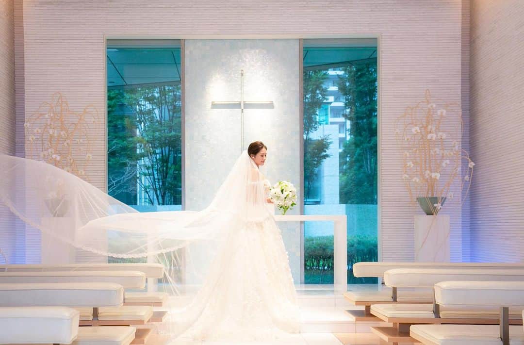 のインスタグラム：「コンラッド東京（@conradtokyo_wedding）のチャペルでの一枚です。﻿ ﻿ ロングのベールを合わせていただくと、なかなか撮影することができないような後ろ姿カメラに収めることできます。﻿ ﻿ ﻿ dress.﻿ Galia Lahav / GALA-1010﻿ ﻿ handling salon.﻿ omotesando﻿」