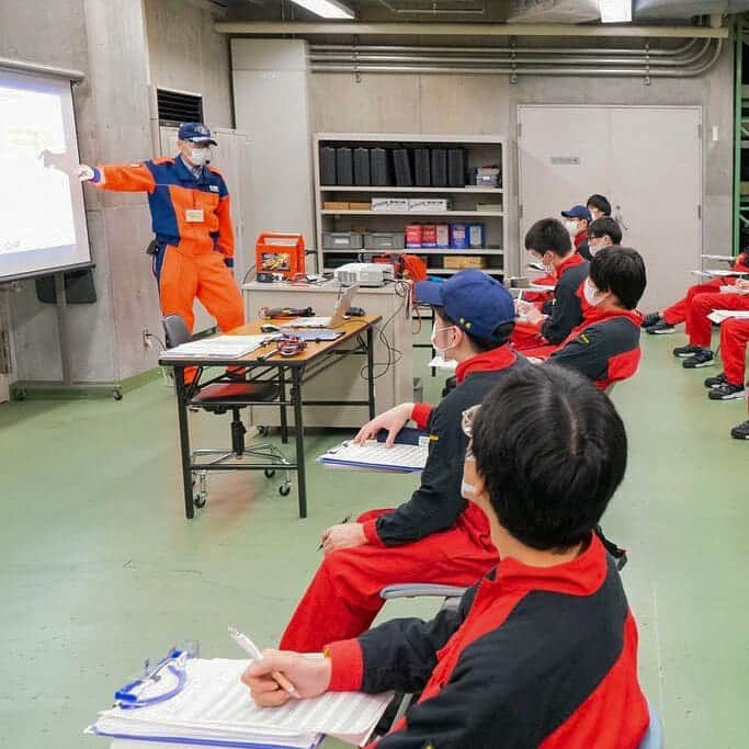 日本工学院さんのインスタグラム写真 - (日本工学院Instagram)「一級自動車整備科・自動車整備科の企業特別実習の一コマ❗ . 外部から特別講師の方をお呼びし、リアルな現場の話とともにロードサービスについて学びました🚗 . . 「#日本工学院」をチェック！！ 学生が投稿したリアルな日常風景を見ることができますよ！ . . #nihonkogakuin #専門学校 #日本工学院八王子専門学校 #日本工学院専門学校 #教職員投稿写真 #一級自動車整備科 #自動車整備科 #若きつくりびと #自動車整備士 #自動車整備士の道 #メカニック #ものづくり #自動車 #車好き #車好き男子 #車好き女子  #1級整備士 #2級整備士」11月25日 12時03分 - nihonkogakuin