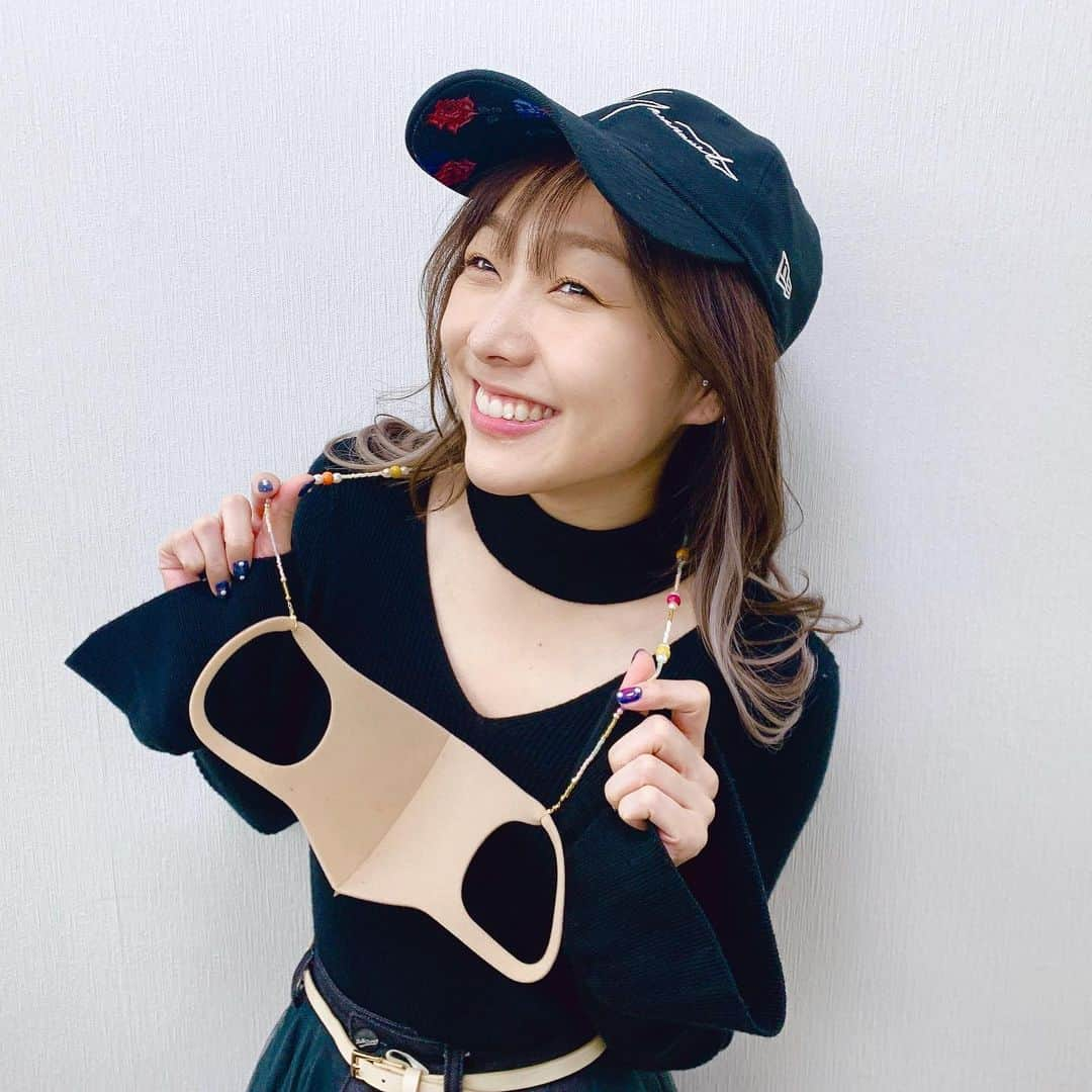 須田亜香里さんのインスタグラム写真 - (須田亜香里Instagram)「念願の！流行りの！ #マスクストラップ 🥳💕 これのおかげでマスクが好きになったーーー！ . マスク生活にオシャレが制限されてゲンナリの日々で、マスクに対するモチベーションが低いのか、ご飯の時にマスク外すとどこに置いたか大探し💦 ということが多くて(笑) ずっと可愛いマスクストラップが欲しかったのですが . いつもネイルをお願いしている @yukamizz さんに聞いてみたらなんと作ってくれたの〜😍 超可愛くてお気に入り🍒 . その後、ゆかさん、またいくつか新しいデザイン作っててそれも超可愛いから、気になる方はゆかさんのインスタチェックしてみて🤤 @yukamizz @falcon_tokyo」11月25日 12時04分 - akarisuda