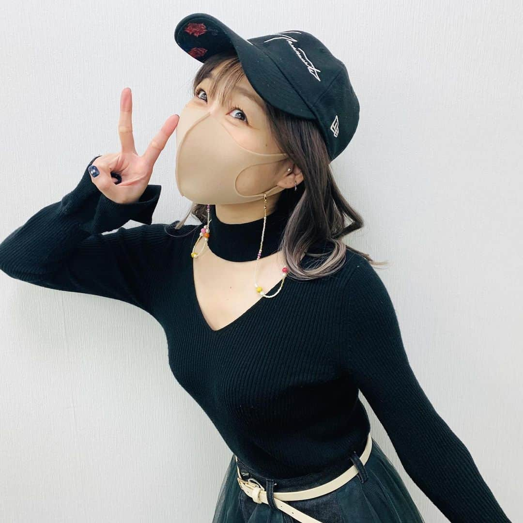 須田亜香里さんのインスタグラム写真 - (須田亜香里Instagram)「念願の！流行りの！ #マスクストラップ 🥳💕 これのおかげでマスクが好きになったーーー！ . マスク生活にオシャレが制限されてゲンナリの日々で、マスクに対するモチベーションが低いのか、ご飯の時にマスク外すとどこに置いたか大探し💦 ということが多くて(笑) ずっと可愛いマスクストラップが欲しかったのですが . いつもネイルをお願いしている @yukamizz さんに聞いてみたらなんと作ってくれたの〜😍 超可愛くてお気に入り🍒 . その後、ゆかさん、またいくつか新しいデザイン作っててそれも超可愛いから、気になる方はゆかさんのインスタチェックしてみて🤤 @yukamizz @falcon_tokyo」11月25日 12時04分 - akarisuda