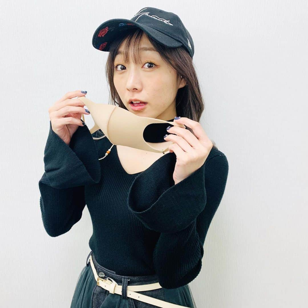 須田亜香里さんのインスタグラム写真 - (須田亜香里Instagram)「念願の！流行りの！ #マスクストラップ 🥳💕 これのおかげでマスクが好きになったーーー！ . マスク生活にオシャレが制限されてゲンナリの日々で、マスクに対するモチベーションが低いのか、ご飯の時にマスク外すとどこに置いたか大探し💦 ということが多くて(笑) ずっと可愛いマスクストラップが欲しかったのですが . いつもネイルをお願いしている @yukamizz さんに聞いてみたらなんと作ってくれたの〜😍 超可愛くてお気に入り🍒 . その後、ゆかさん、またいくつか新しいデザイン作っててそれも超可愛いから、気になる方はゆかさんのインスタチェックしてみて🤤 @yukamizz @falcon_tokyo」11月25日 12時04分 - akarisuda