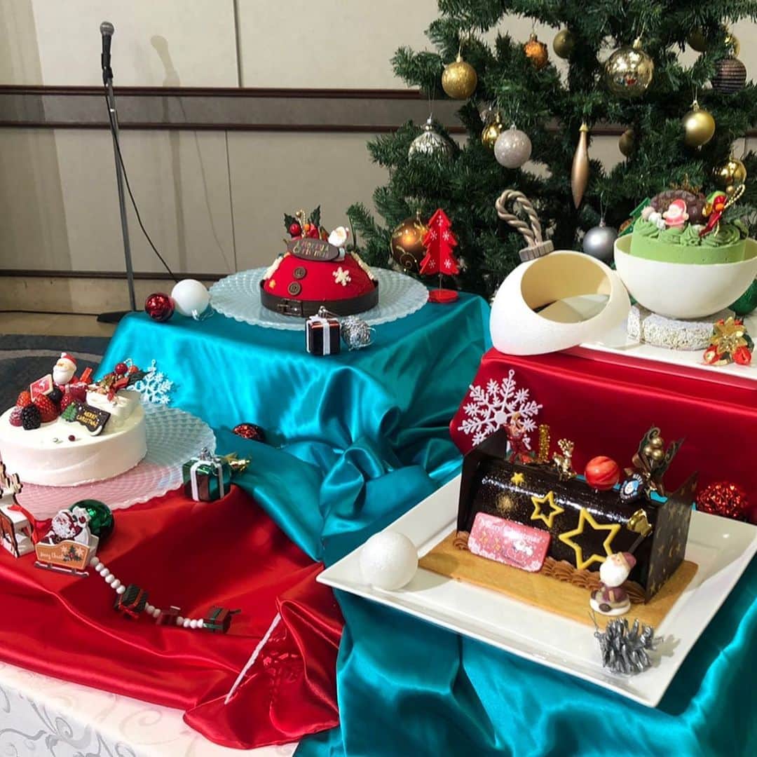 世手子さんのインスタグラム写真 - (世手子Instagram)「Sheraton Christmas Cake Collection 2020🎂🎄🎅✨ My son went to Maihama for the first time🐹🎪🎡🎢🎠🎪 He became friends with the penguins Penton🐧👶🍼 @sheratontokyobay #シェラトングランデ東京ベイ の #クリスマスケーキ2020 を一足お先に堪能してきました(^-^) #おうちクリスマス が豪華になること間違いなしの #芸術的なケーキ が素晴らしかった✨✨ 定番の #クリスマスショートケーキ 🎂をはじめ、 #チョコクランチ に #ビスキュイ と #オレンジマーマレード がたまらない #ノエルショコラ 🎄 サンタクロース のお洋服デザインの #ベリーベリーサンタ 🎅 そしてイチオシは #クリスマスオーナメント のラメチョコ に包まれた　#ホワイトクーゲル 🎉 #ピスタチオ に #アプリコット #コンフィチュール のハーモニーがすごかった✨✨ 久々の シェラトングランデトーキョーベイホテル ^ - ^ 秋冬新カラー #浜松マスク のブーケマスクでお出かけしたよ💐 #PUKUPUKU工房 は #プロレスマスク 職人が手がける #こだわりマスク 😷 https://shop.pukupuku.net/ オシャレで着け心地もよくて使いやすい(о´∀`о) #寿司太郎 は なっちゃんに懐いたww そして #ペンタン とお友達になった模様w 家族や友達とハッピーになれる #シェラトンでつながろう (*'▽'*)  クリスマスケーキは11月2日(月)より予約受付中。 12月19日(土)から12月25日(金)までの期間で受け渡しになるよ(^^) 予約期間：2020年11月2日(月)～受け渡し前日  受渡期間：12月19日(土)～12月25日(金)  販売場所：シェラトン・グランデ・トーキョーベイ・ホテル 2階 カフェ「 #トスティーナ 」  住所：千葉県浦安市舞浜1-9  【ご予約・お問い合わせはこちら】  カフェ「トスティーナ」  TEL：047-355-5555(代表)  クリスマス から 年末年始 にかけて楽しいイベントが沢山でした(*´꒳`*) ホテル内では #映え旅 スポットがいっぱい🌃 #宿泊券が当たる #リースコンテスト も開催中💓 クリスマスルーム 宿泊プランや #シェラトンスイーツボックス プランも魅力的でした🎁 #東京ディズニーリゾート　#オフィシャルホテル 是非遊びに行ってみてね💖 #asagakeで体験  @asagakecom」11月25日 12時14分 - rojide