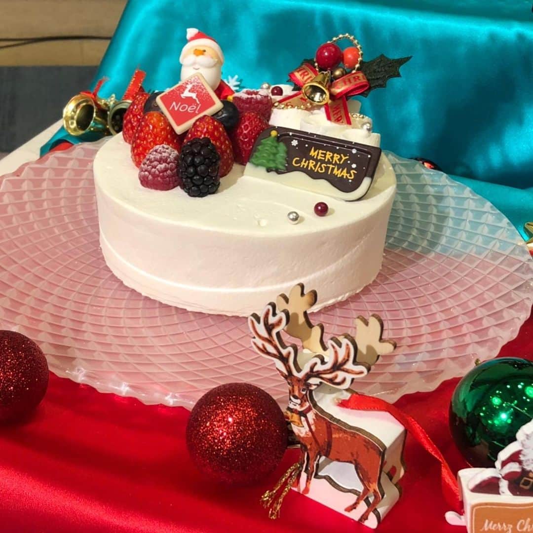 世手子さんのインスタグラム写真 - (世手子Instagram)「Sheraton Christmas Cake Collection 2020🎂🎄🎅✨ My son went to Maihama for the first time🐹🎪🎡🎢🎠🎪 He became friends with the penguins Penton🐧👶🍼 @sheratontokyobay #シェラトングランデ東京ベイ の #クリスマスケーキ2020 を一足お先に堪能してきました(^-^) #おうちクリスマス が豪華になること間違いなしの #芸術的なケーキ が素晴らしかった✨✨ 定番の #クリスマスショートケーキ 🎂をはじめ、 #チョコクランチ に #ビスキュイ と #オレンジマーマレード がたまらない #ノエルショコラ 🎄 サンタクロース のお洋服デザインの #ベリーベリーサンタ 🎅 そしてイチオシは #クリスマスオーナメント のラメチョコ に包まれた　#ホワイトクーゲル 🎉 #ピスタチオ に #アプリコット #コンフィチュール のハーモニーがすごかった✨✨ 久々の シェラトングランデトーキョーベイホテル ^ - ^ 秋冬新カラー #浜松マスク のブーケマスクでお出かけしたよ💐 #PUKUPUKU工房 は #プロレスマスク 職人が手がける #こだわりマスク 😷 https://shop.pukupuku.net/ オシャレで着け心地もよくて使いやすい(о´∀`о) #寿司太郎 は なっちゃんに懐いたww そして #ペンタン とお友達になった模様w 家族や友達とハッピーになれる #シェラトンでつながろう (*'▽'*)  クリスマスケーキは11月2日(月)より予約受付中。 12月19日(土)から12月25日(金)までの期間で受け渡しになるよ(^^) 予約期間：2020年11月2日(月)～受け渡し前日  受渡期間：12月19日(土)～12月25日(金)  販売場所：シェラトン・グランデ・トーキョーベイ・ホテル 2階 カフェ「 #トスティーナ 」  住所：千葉県浦安市舞浜1-9  【ご予約・お問い合わせはこちら】  カフェ「トスティーナ」  TEL：047-355-5555(代表)  クリスマス から 年末年始 にかけて楽しいイベントが沢山でした(*´꒳`*) ホテル内では #映え旅 スポットがいっぱい🌃 #宿泊券が当たる #リースコンテスト も開催中💓 クリスマスルーム 宿泊プランや #シェラトンスイーツボックス プランも魅力的でした🎁 #東京ディズニーリゾート　#オフィシャルホテル 是非遊びに行ってみてね💖 #asagakeで体験  @asagakecom」11月25日 12時14分 - rojide