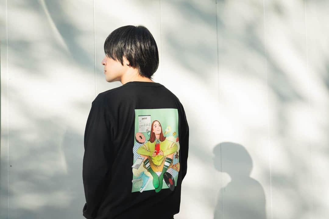 KANA-BOONさんのインスタグラム写真 - (KANA-BOONInstagram)「■楽しみを待ちながら、ロングスリーブTシャツ  カラーはブラック/サンドベージュの2色展開！  いつかの予定の楽しみを待ちながら、好きな音楽、好きな本、好きな食べ物など、様々な好きなものや好きなことに囲まれる女の子がとても可愛いデザインです！」11月25日 12時07分 - kanaboon_official_insta