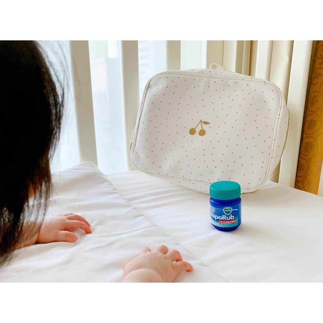 徳山沙季さんのインスタグラム写真 - (徳山沙季Instagram)「. ♡「ヴイックス ヴェポラッブ」をお試しさせていただきました👼 鼻づまりでちょっとつらそうな時に塗ってあげています。 鼻詰まりの度に病院に行くのも大変なのでとっても便利なアイテムです👏 実は子どものころ私も母に塗ってもらっていてとっても懐かしい気持ちになりました😌 . 6か月の赤ちゃんから使うことができ、使う量はティースプーン１杯分です💁‍♀️ サッと塗るだけなので手軽に使うことができます！ 大人が塗ってみても、鼻がスーッとなる感じが気持ちいいです♡ . . @tamahiyoinsta #ヴイックスヴェポラッブ　 #塗るかぜ薬　 #鼻づまり等かぜに伴う諸症状の緩和　 #指定医薬部外品 #大正製薬 #PR #新米ママ #赤ちゃんのいる生活 #赤ちゃんのいる暮らし #おうち時間 #babygirl #bonpoint #littlegiftednewyork #ベビーグッズ」11月25日 12時08分 - saki.whitesnow