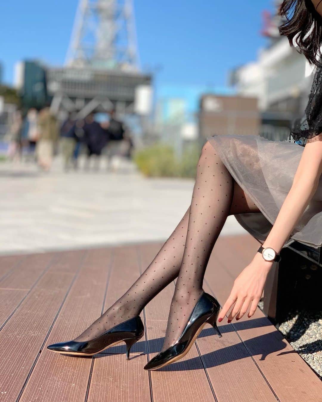 彦坂桜さんのインスタグラム写真 - (彦坂桜Instagram)「雲一つない空🌈 ローヒールでも足を綺麗に見せてくれます。 靴は歩きやすさが大事😊 ドット柄のストッキングで足元にポイントを。 ・ ・ ・ 大理石の文字盤を使った時計、MAVEN。 クーポンコード【sakurkd134】で10%OFFになります。」11月25日 12時10分 - sakura10h