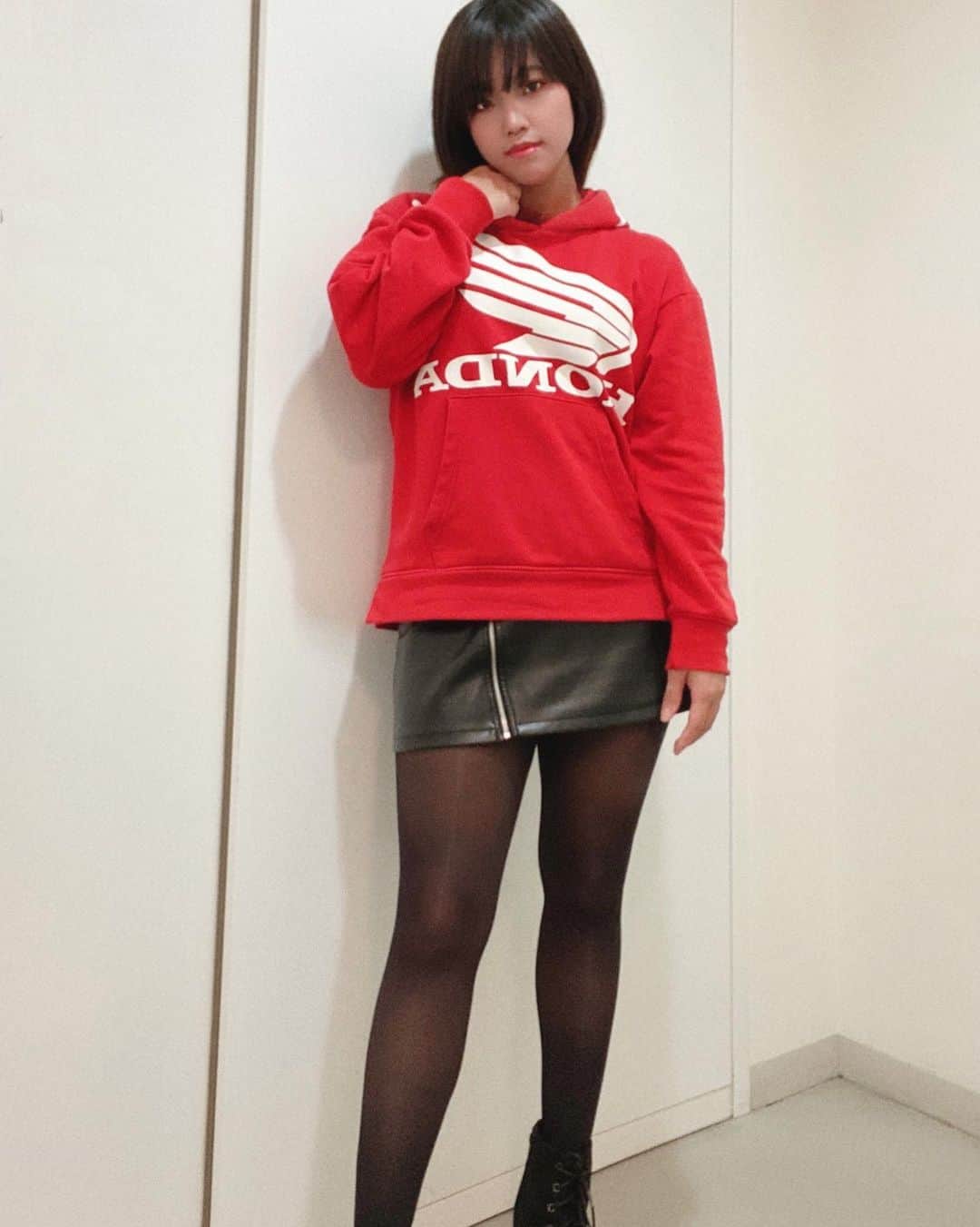 SIRIUSさんのインスタグラム写真 - (SIRIUSInstagram)「遲到了 今天電車事故晚兩個小時到公司 這種情況公司通常不究責 早知道我就多睡兩小時 . . #ootd #dailylook #cute #outfit #hoodie #hoodiestyle #ootd4nylonjp #legs #legday #girl #fitness #kawaii #blogger #fashion #japanesefashion #instagood #instalike #instadaily #instagram  #今日のコーデ #パーカー #パーカーコーデ #美脚  #穿搭 #黑絲 #長腿」11月25日 12時12分 - sirius_4102