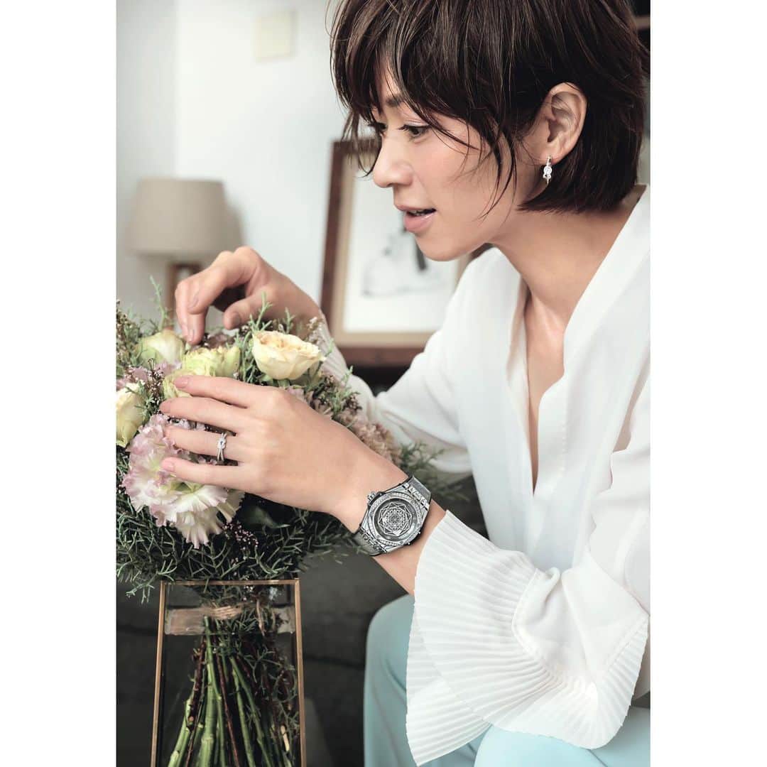 朝倉 豊のインスタグラム：「【HUBLOT〜夫婦で秋のアート巡り〜】 @story_love40 12月号 @hublot @hublot_japan  photo: #曽根将樹 氏 model: @hiroko_hatano_  hairmake: @yukiomori_tokyo 氏 composition: @shigemianzai  #mywork  ※詳細は誌面にて ※誌面では啓太さんも一緒に #HUBLOT」