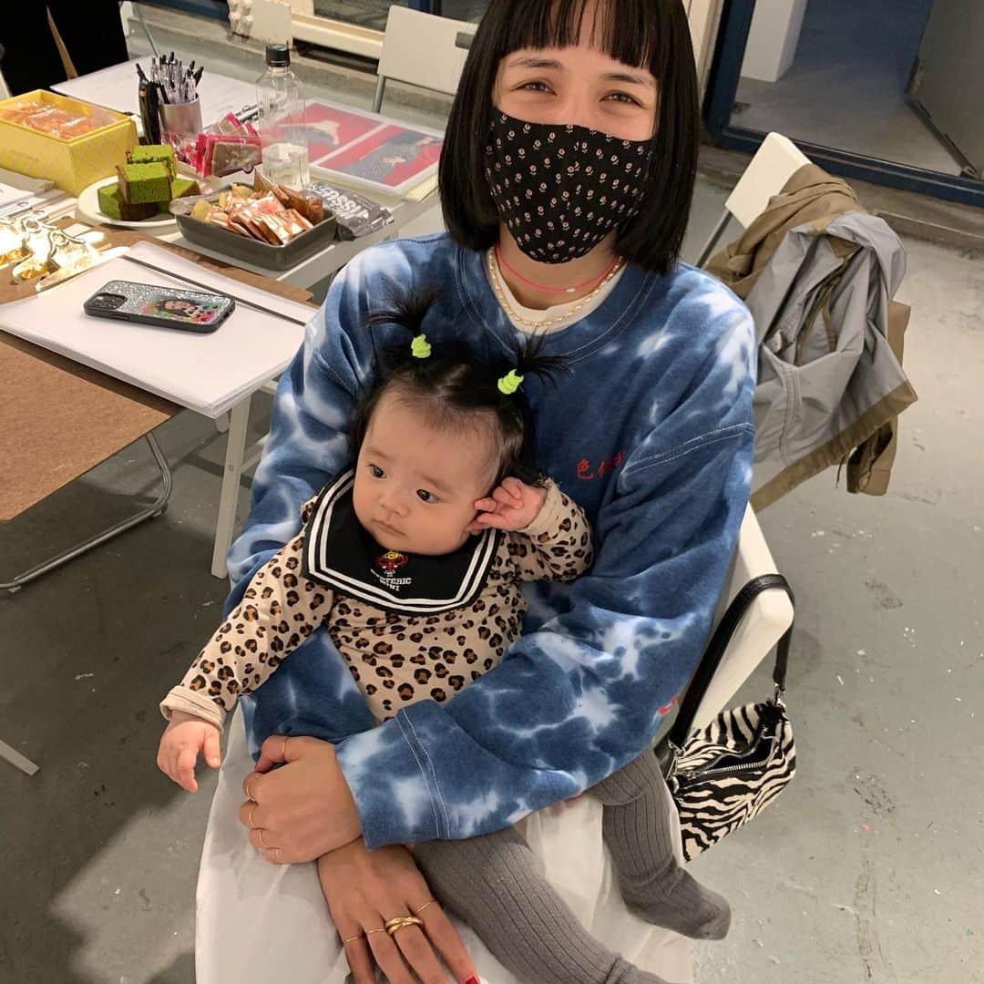漆川由佳のインスタグラム：「サラとルミさんの展示会へ🌹🌹🌹✨抱っこしてくれてありがとうございます🙏🏻💕」