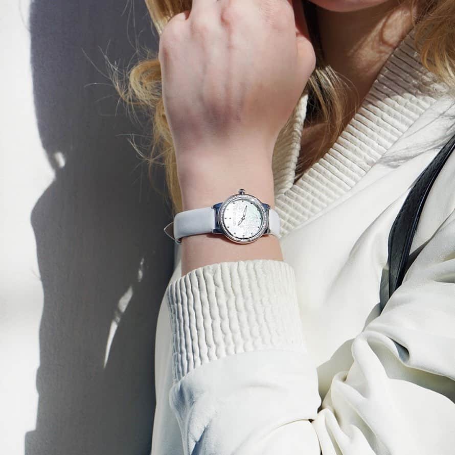 SAINT HONORE Japanのインスタグラム：「手元にイノセントな輝きを❄️ スノーフレイク⌚︎ . . . #sainthonoreparis #サントノーレパリ #スノーフレイク #ホワイトコーデ #ホワイトウォッチ @saint_honore_paris_jp」