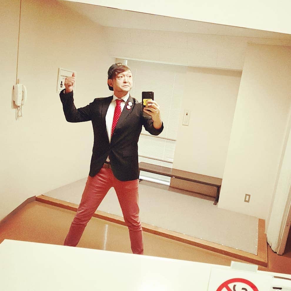 松本隆博のインスタグラム：「。 今日の衣装はこれ！ ……というか、、 大分県別府市公会堂から 関西に戻ったものの、 昨日一日、意識飛ぶ位、 疲れ果て……洗濯出来ず。  同じ衣装で失礼します (~0~)(￣▽￣;)  らららー  ～人生遊歩道～」