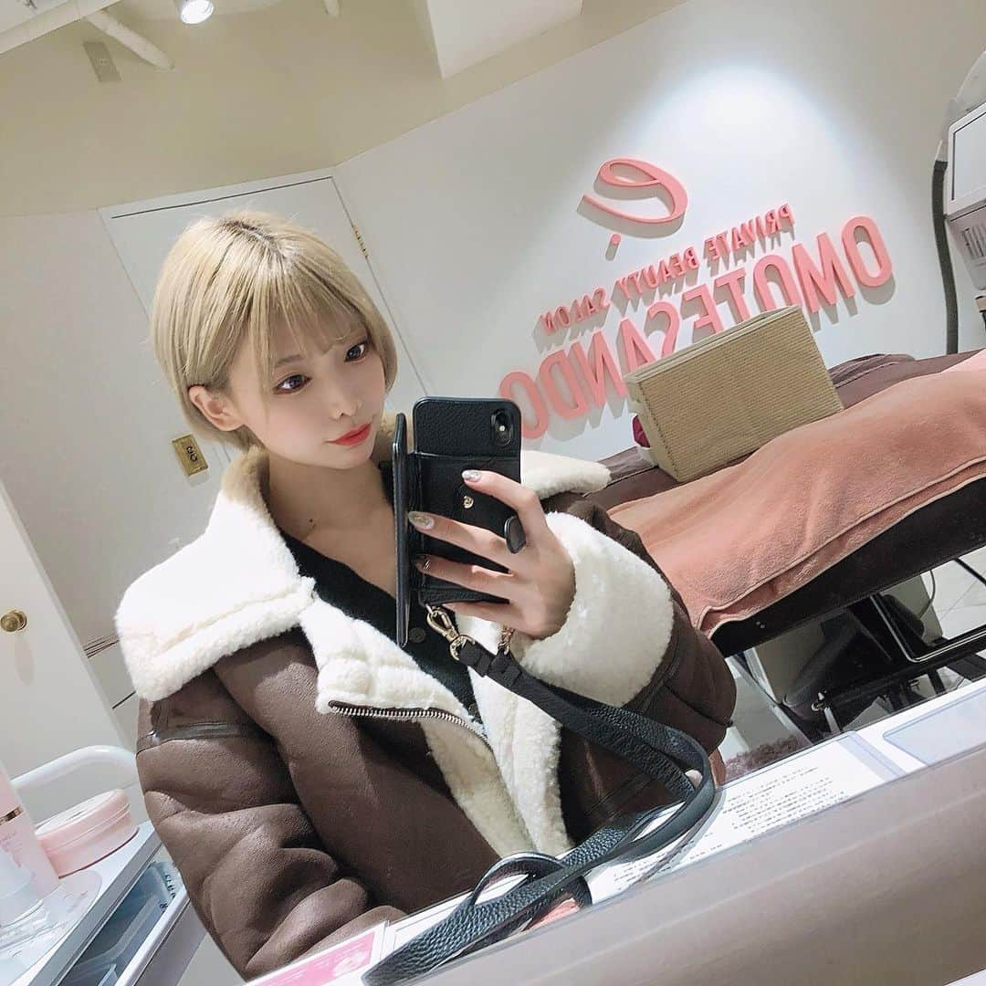 米倉みゆさんのインスタグラム写真 - (米倉みゆInstagram)「２回目のニードレスインジェクター どすっぴん丸出し～😴笑 7月ぶりに行きました！久しぶり！ . この前の投稿で、水光注射したかったけどダウンタイムとれなくて～て 書いてたのだけれど このニードレスインジェクターは 針なしの水光注射みたいなもので 肌に美容成分を噴射して皮下3ミリに浸透させるっていう めちゃくちゃハイテクな機械～！ . 美容おたくが好きじゃないわけない～夢のような機械～！素晴らしい～！ 米倉は今回ヒト幹細胞培養液を導入しました～！ . . 音がすごくて顔に当ててるからビックリするんだけど 3枚目の動画よくみてもらうとわかる通り 噴射されて肌が振動(？)してるのすごくない〜？おもしろい～ . 今書いてる時はやってから数日たってるんだけど、今が1番効果感じてる！ 肌のハリめっちゃある！ あと肌の中の水分量変わってる！ . . 表参道の美容院EARTHの中にあるサロンだよ～！男性も入りやすい！ . . お洋服は 🧥 @stella_tokyo.jp  . #美容皮膚科 #注射 #シワ対策 #小顔効果 #美容 #皮膚科 #スキンケア #美容医療 #美容皮膚科 #肌ケア #美肌ケア #美容好き #美容オタク #美容女子 #美容皮膚科クリニック #美活 #ツヤ肌 #美容好きな人と繋がりたい #美容大好き #肌質改善 #毛穴ケア #selfie #プライベートサロン #ニードレスインジェクター #水光注射 #綺麗になりたい #敏感肌 #エステ #表参道 #原宿 #stellatokyo」11月25日 12時27分 - yone__miyu630