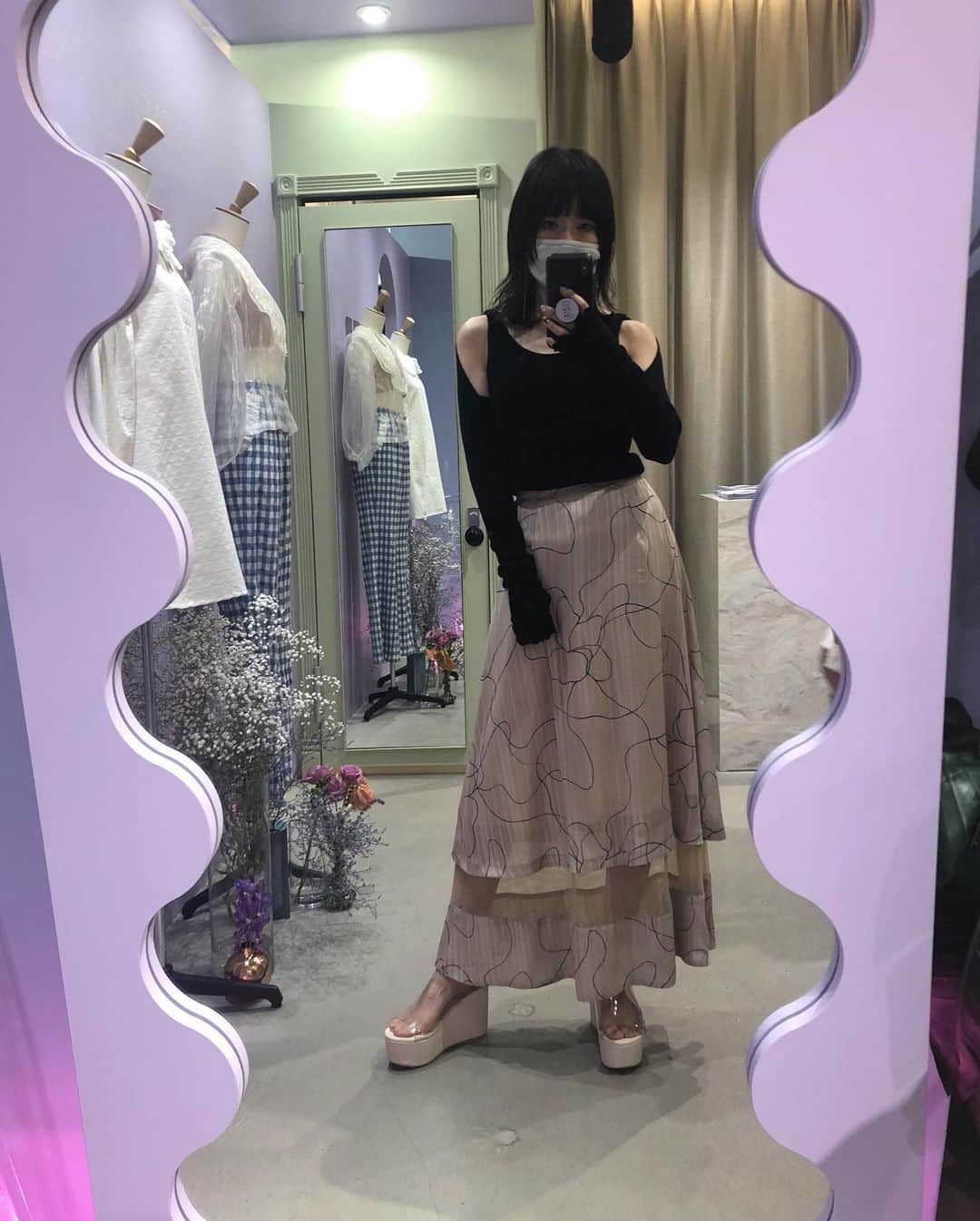 簑島三佳のインスタグラム：「展示会ー✨ 沢山のご来場ありがとうございました！ 今日、明日も宜しくお願い致します🙏  昨日は全身 @ellie_official_____  の新作で♡  そわちゃん昨日は一日お疲れ様でした😂💓  #4コマ #そわんわん  @_wanco02m  @honeymihoney_official  #HONEYMIHONEY #ELLIEjp」