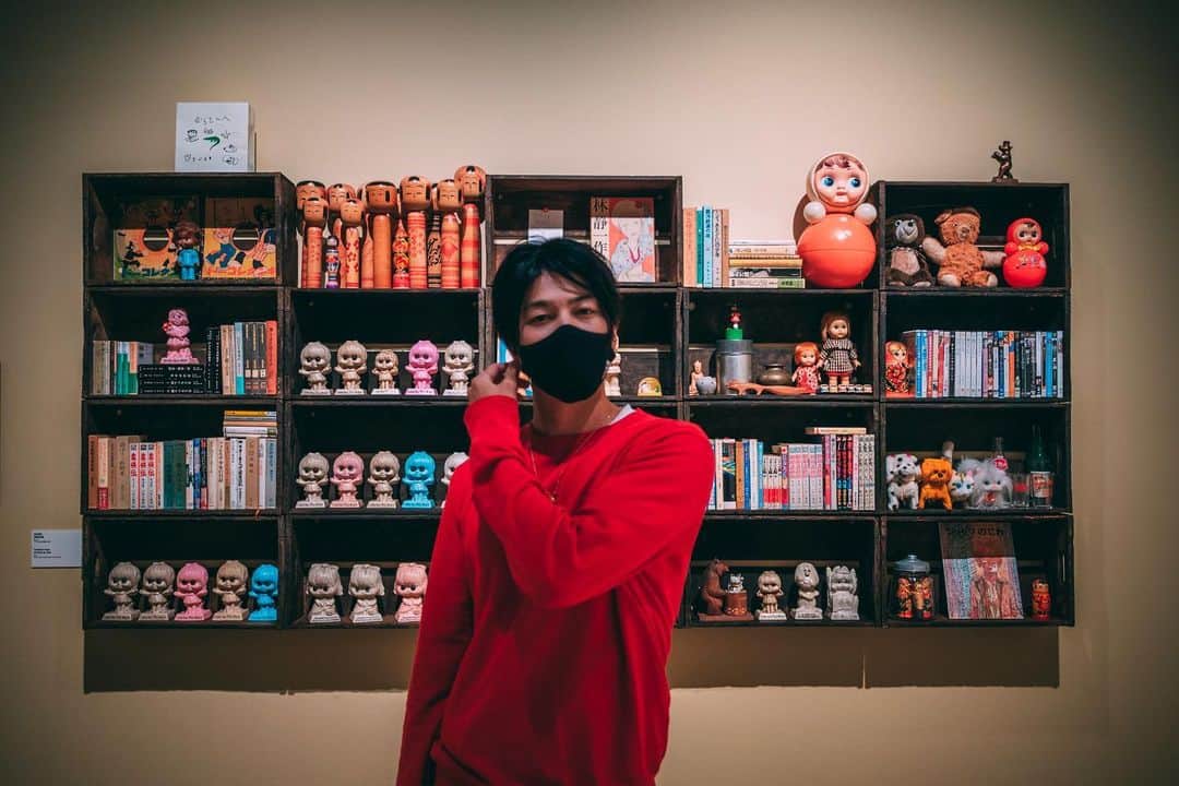 のインスタグラム：「It's getting very cold and it smalled like winter. but I like autmn..., Please take care of your self.  すごく寒くなってきて、 冬の匂いがしてきました。 秋が好きなんだけどね。 皆さん、体調には気をつけてくださいね。  @zaq_de_la_rocha   #stars展 #奈良美智 #美術館#芸術の秋#冬 #写真#ポートレート#モデル#被写体 #Art#🪆#Cute#fashion#roppongi  #tokyo#autumn#winter」