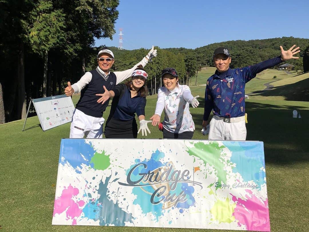 のインスタグラム：「#グリッジカップ 中部予選 第1回 ゴルフ5カントリー みずなみコース . 会場は、ゴルフ5レディスを開催している、岐阜県「ゴルフ5カントリーみずなみコース」⛳️ 事前に練習ラウンドしてから臨んだ方も多くいらっしゃいました👏 . また、今回は特別に、スワンズがサングラスの体験ブースを出展しました。 その体験ではなんと、実際に着用してラウンド⛳️！ 試着ラウンドは大変好評でした😎❤️ . グリッジカップ追加予選開催まであと少し！！ まだ少し空きもございます😊 ご興味ある方、リベンジされたい方は是非お申込みお待ちしております✨  予選 11月30日（月）ベルセルバカントリークラブ 市原コース (千葉) 12月2日（水）こだまゴルフクラブ (埼玉) ※詳細、お申込みはプロフィールのリンクよりご確認ください。 . #gridgecup #gridge #グリッジ #ゴルフ #中部予選 #岐阜ゴルフ #ゴルフ5カントリー  #中部開催 #ゴルフ5カントリー みずなみコース #エンジョイゴルフ #ゴルフ女子 #ゴルフ男子 #競技ゴルフ #ゴルフウェア #ゴルフコーデ #ペアコーデ #ゴルフ好きな人と繋がりたい #ゴルフ好き #ゴルフバカ」