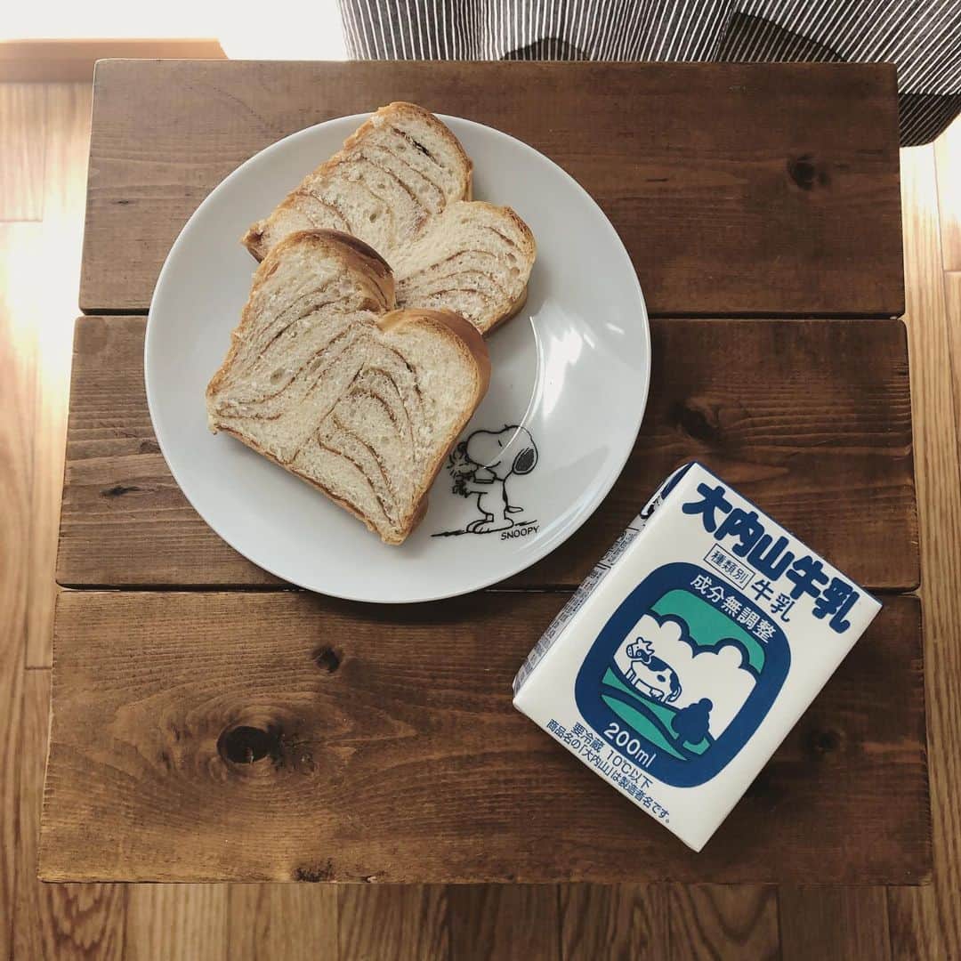 のインスタグラム：「. 大内山牛乳の 大ファンです。 . 濃厚な牛乳が とても好きです。 . メープルのパンとの相性も 抜群でした(*´艸｀*) . #大内山牛乳」