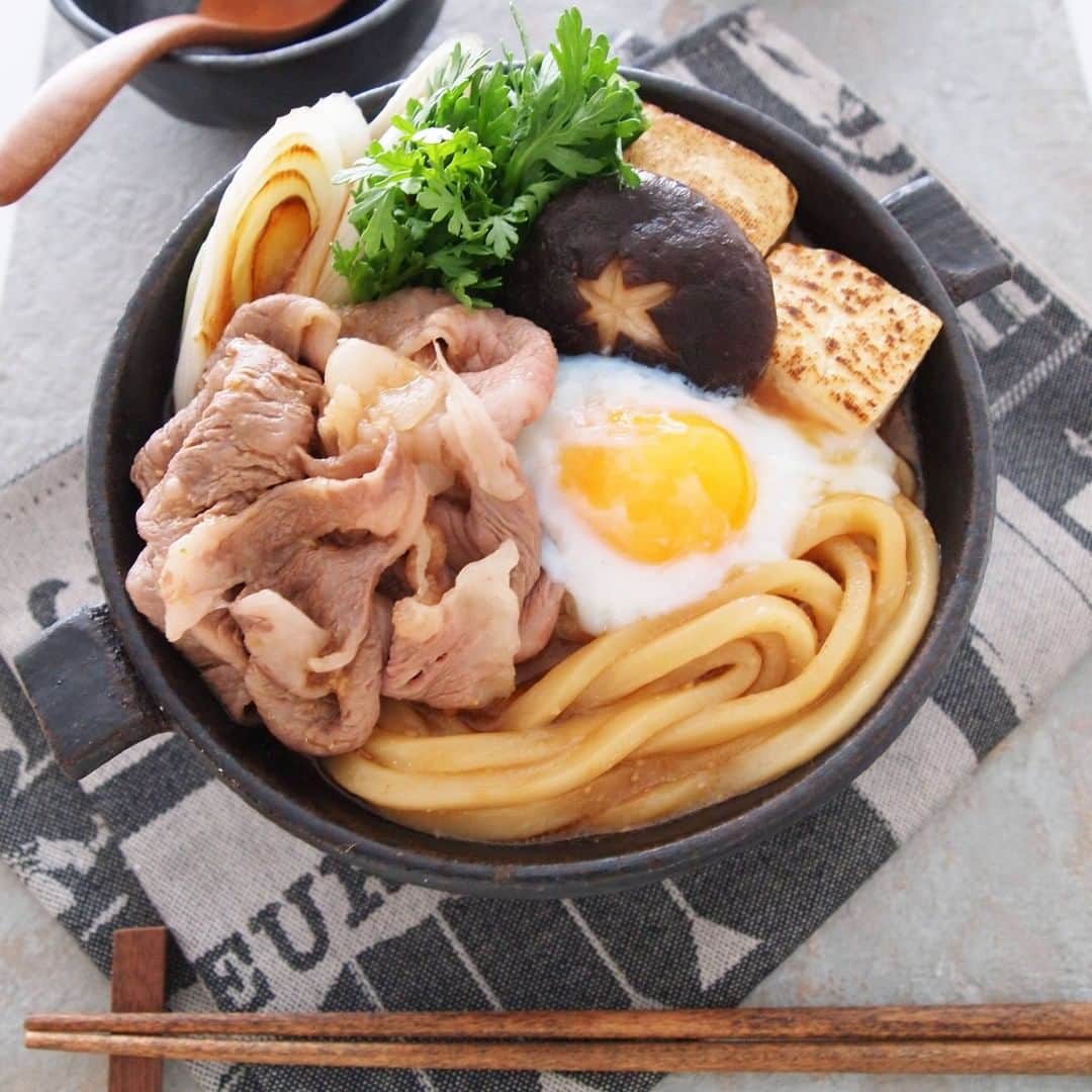 のインスタグラム：「【牛鍋うどん　温玉のせ】 . 牛肉を贅沢に使ったすき焼き風の鍋うどん！ 旨みがしみこんだうどんが絶品。 . ▼材料（1人分） ❁冷凍「さぬきうどん」：１玉 ❁牛肉（すき焼き用）：３枚（約120g） ❁長ねぎ（斜め切り）：1/2本（50g） ❁しいたけ：１枚 ❁焼き豆腐（一口大）：100g ❁春菊（４～５cm長さ）：1～2茎（25～50g） ❁温泉玉子：１個 ❁サラダ油（or 牛脂）：小さじ１ ［A：合わせておく］ ❁すき焼きのたれ（市販）：大さじ５　 ❁赤みそ：小さじ２ ❁和風顆粒だし：小さじ１ ❁水：250cc . ▼作り方 ①鍋にサラダ油をひき、長ねぎを焼く . ②①に［A］を入れてひと煮立ちさせ、凍ったままの冷凍「さぬきうどん」としいたけを加える . ③うどんがほぐれてきたら焼き豆腐、春菊の茎を入れて２～３分煮る . ④牛肉を入れてさっと火を通し、味をととのえる . ⑤春菊の葉を加え、温泉玉子をのせる . #うどん #udon #冷凍うどん #さぬきうどん #うどん部 #うどん好き #レシピ #おうちごはん #おうちランチ #お昼ごはん #簡単レシピ #時短料理 #簡単ごはん #すき焼き #牛鍋 #アレンジレシピ #デリスタグラム #foodstagram #今日のごはん #TableMark #テーブルマーク」