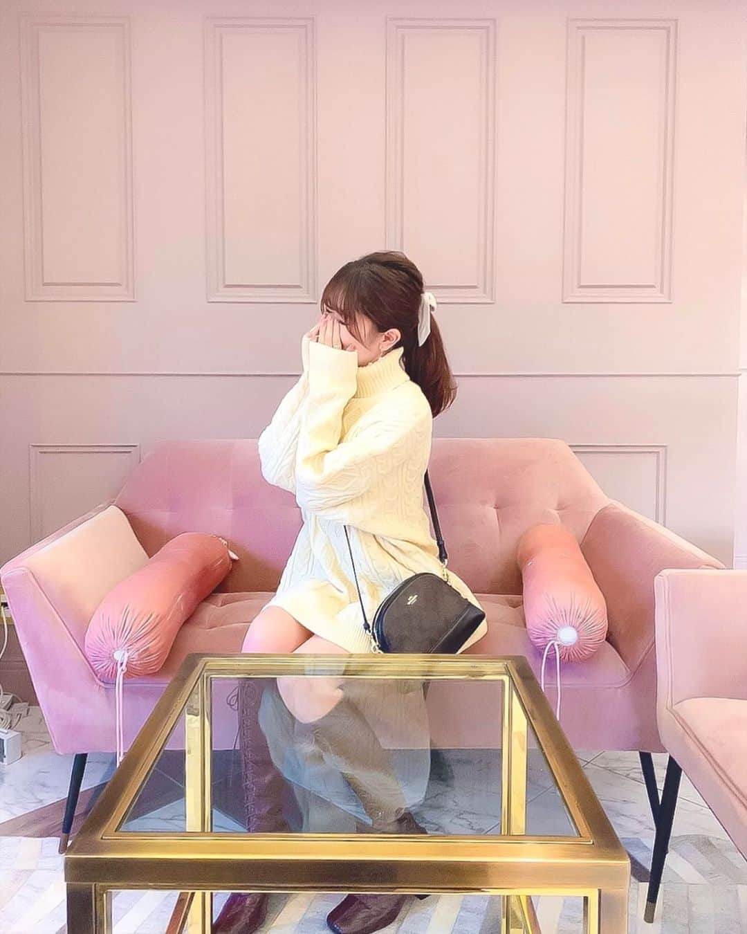 のインスタグラム：「ㅤ ㅤ この前みーずんちゃんと 代官山に行った時のコーデ👱🏻‍♀️🤍 ㅤ ㅤ 最近本当に白ニットにハマりすぎてて 気付いたら最近投稿したコーデ 3連続で白ニットだ。。🤭❄️💓笑 ㅤ この @maison_de_lyla のニットワンピ ふわふわしてて肌触り最高で たくさん触りたくなる🧶☁️🤍 ㅤ ㅤ ㅤ ㅤ ヘアアクセ @anemone_official ニットワンピ @maison_de_lyla バッグ @coach ロングブーツ @deisylotte_official ㅤ ㅤ ㅤ ㅤ この日行ったカフェの投稿 今夜しようかな⛪️🌿 本当に素敵なカフェだったの！🥰 ㅤ ㅤ ㅤ ㅤ ㅤ ㅤ ㅤ #kana_code ㅤ #白ニット #ニットワンピース #ニットワンピ #ポニーテール #ロングブーツ #代官山 #ニットコーデ #ポニーテールアレンジ #白ニットコーデ #白ニットワンピ」