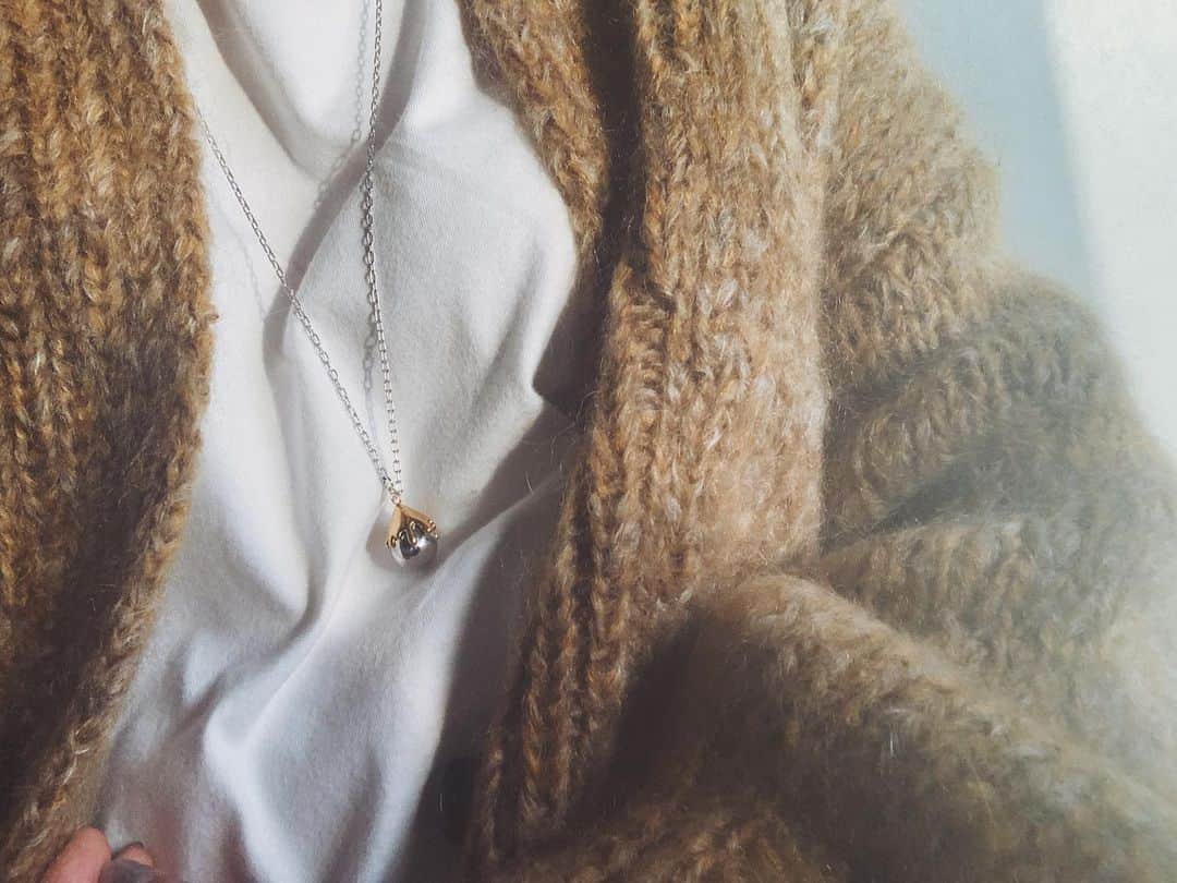 ジュジュのインスタグラム：「とろ〜り🤍 . . ...coming soon. . .  #AkariH#accessory#costumeaccessory#fashion#アクセサリー#アクセ#大振りアクセサリー#jewelry#ジュエリー#pierce#earring#ring#bracelet akarih#akarihchic#アカリ#アカリチック#Akarih#アカリ #2020AW#AWcollection#www.akari-h.jp#hrkフク」