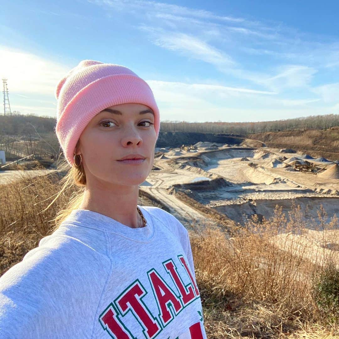 ニーナ・アグダルのインスタグラム：「End of the day 5 miles trail run adventure led me here 🙃💚」